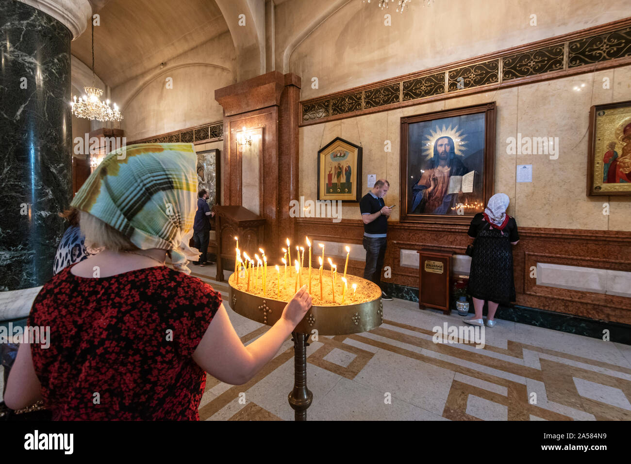 Hingabe und Glauben an der Kathedrale der Heiligen Dreifaltigkeit (sameba) Tsminda von Tiflis. Georgien, Kaukasus Stockfoto