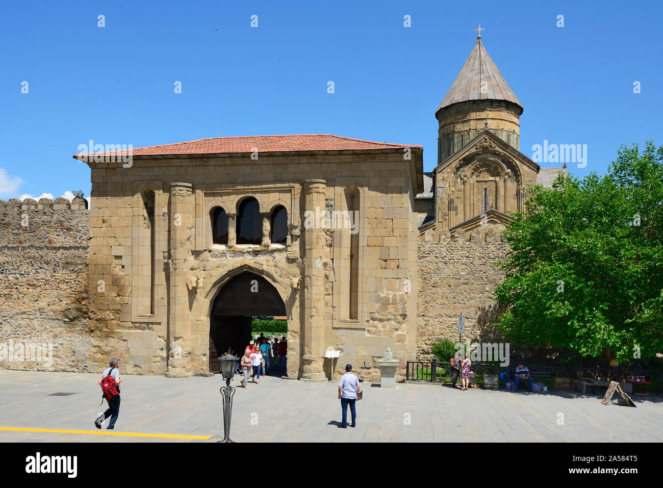 Vor dem Haupttor der Svetitskhoveli Dom (Kathedrale des Lebendigen Säule). Ein UNESCO-Weltkulturerbe, Mtskheta. Georgien Stockfoto