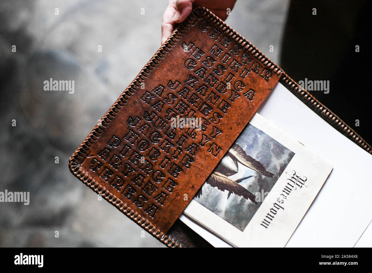 Dahlonega, Georgia, USA. 17 Sep, 2019. Doles schätze das heilige Buch der arischen Stämme von Ron McVan, die eine Ledertasche Doles mit den Namen der einzelnen seine Kinder geschnitzt hat. Credit: Miguel Juarez Lugo/ZUMA Draht/Alamy leben Nachrichten Stockfoto