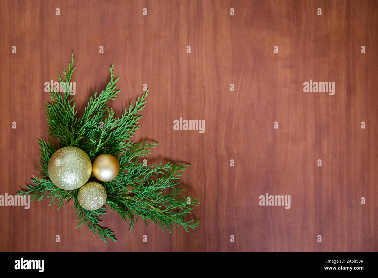 Weihnachten Holz- Hintergrund mit Tannenzweigen und Kugeln. Silvester Dekoration. Stockfoto