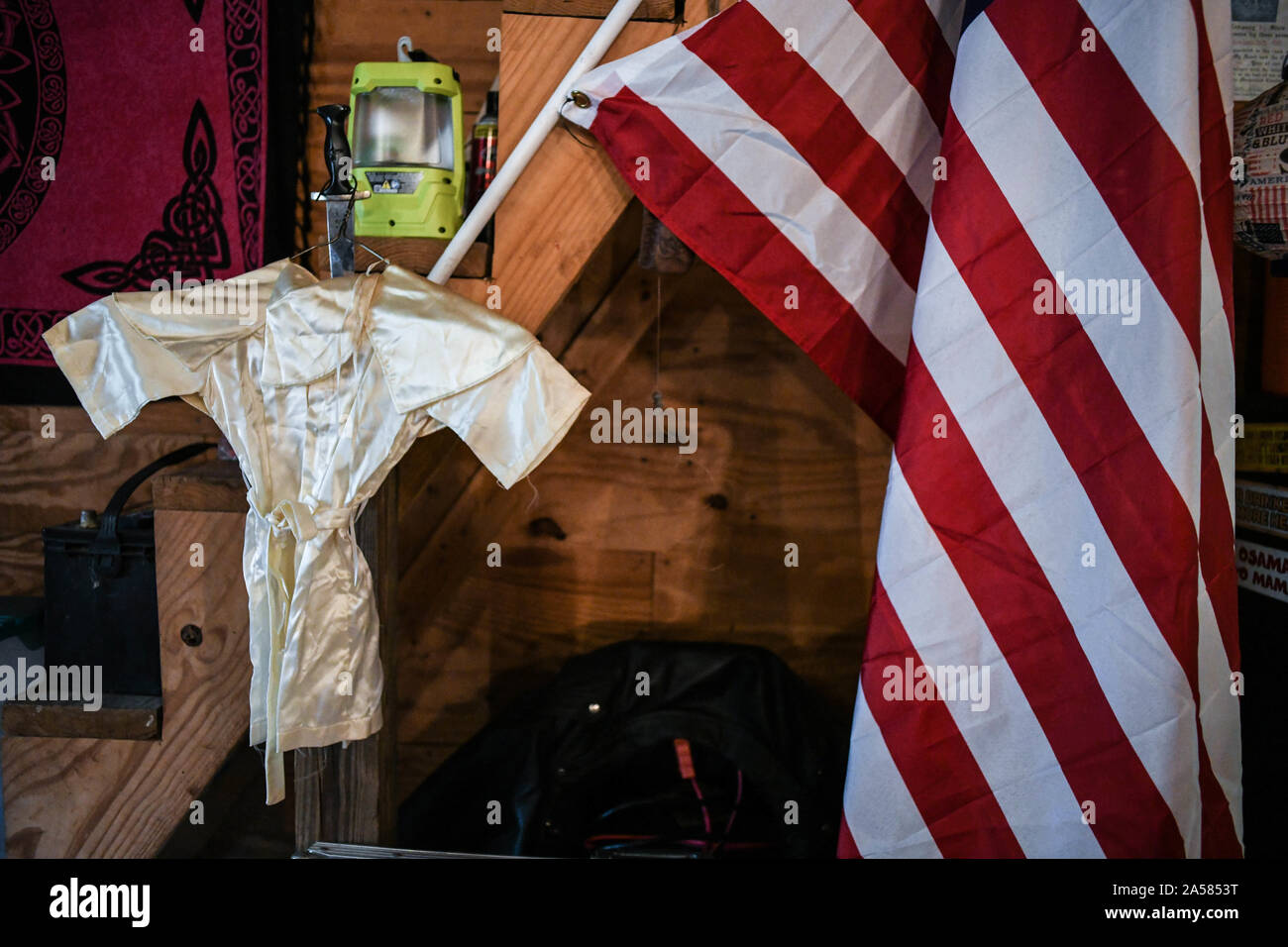 Dahlonega, Georgia, USA. 18 Sep, 2019. Doles hat immer noch das Baby Ku Klux Klan Robe, die Taufe eines seiner Kinder trug, wenn sie in den Klan eingesetzt wurden. Credit: Miguel Juarez Lugo/ZUMA Draht/Alamy leben Nachrichten Stockfoto