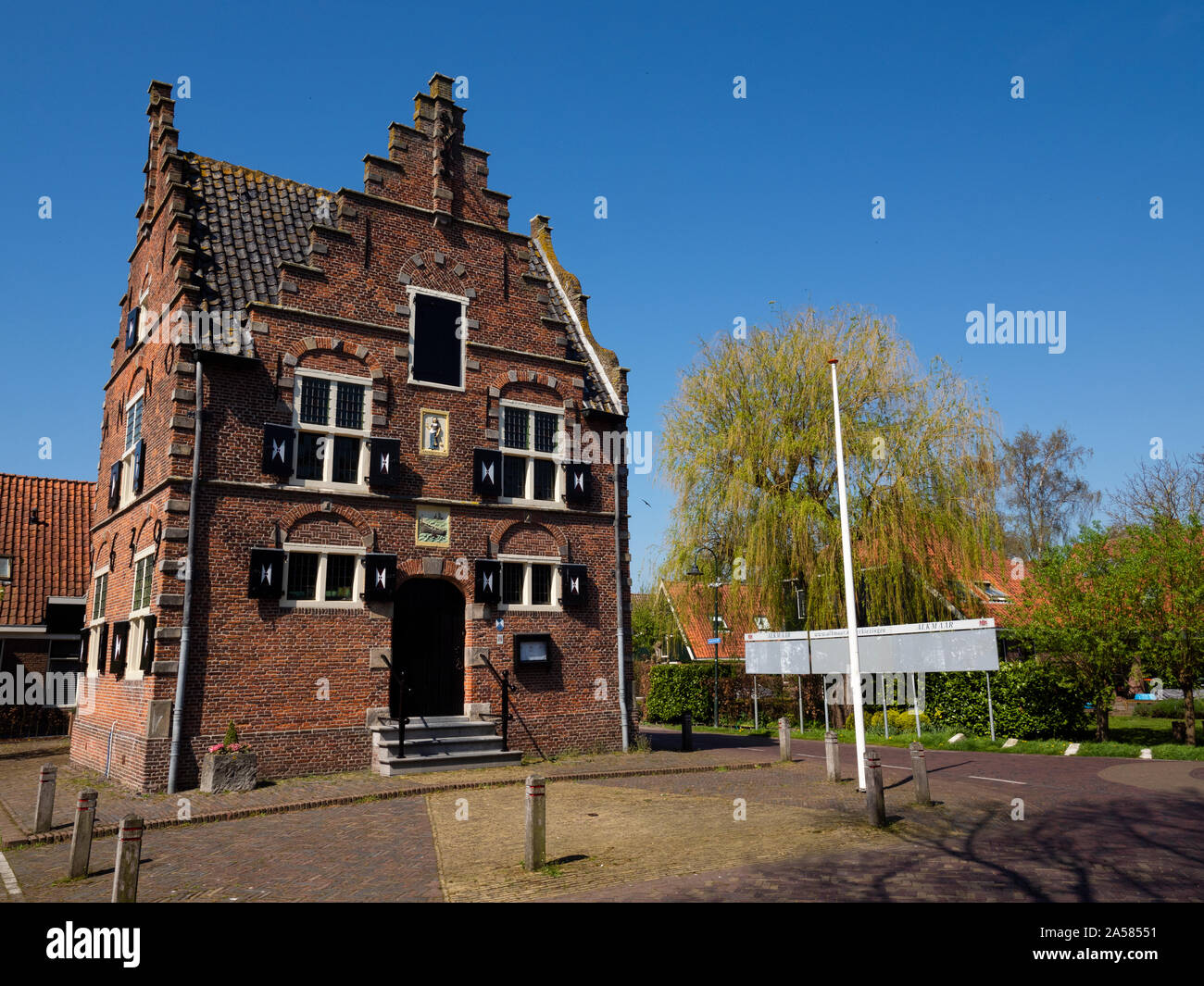 Altes Backsteingebäude, das in der City Hall, Grootschermer, Nord Holland, Niederlande Stockfoto