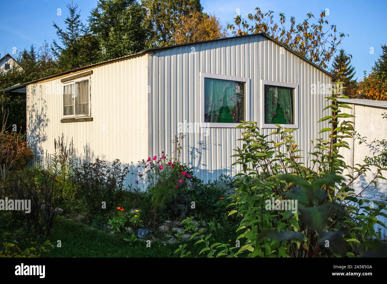 Danzig, Polen 18., Oktober 2019 Pavillon, kleines Haus auf einem schrebergarten (ogrod dzialkowy oder dzialka) im Herbst Farben ist in Danzig, Polen vom 18. Oktober 2019 © vadim Pacajev/Alamy Live Nachrichten gesehen Stockfoto