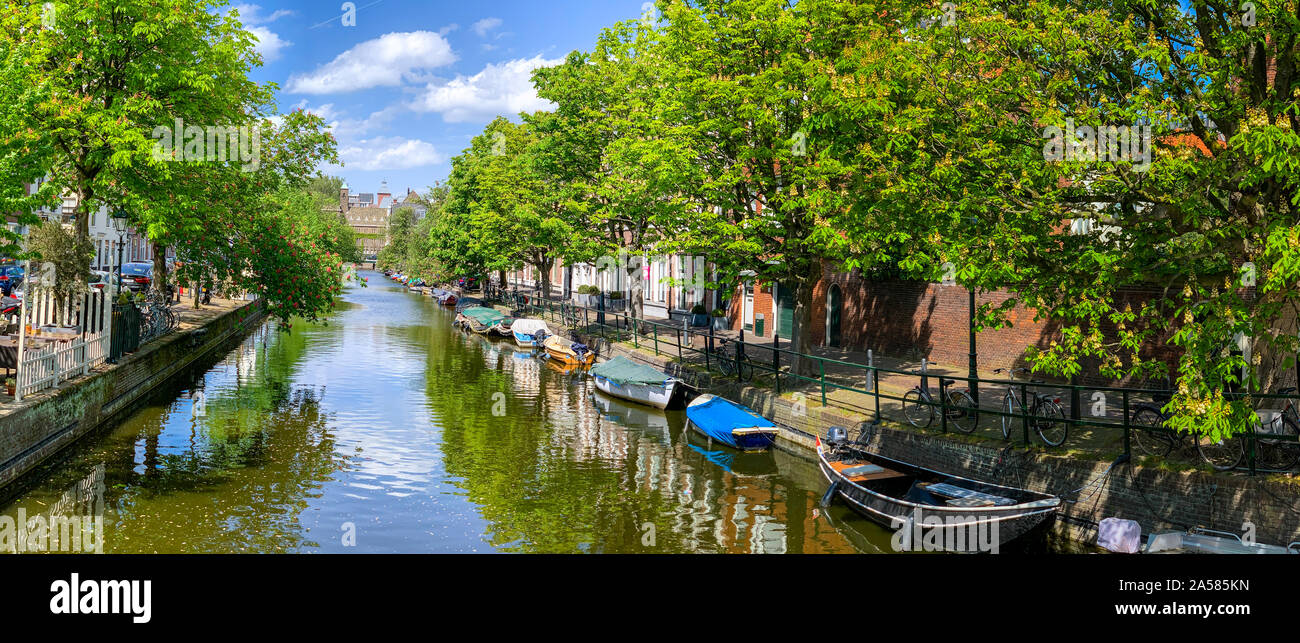 Kanal in der alten Stadt, Hooistraat, Den Haag, Südholland, Niederlande Stockfoto