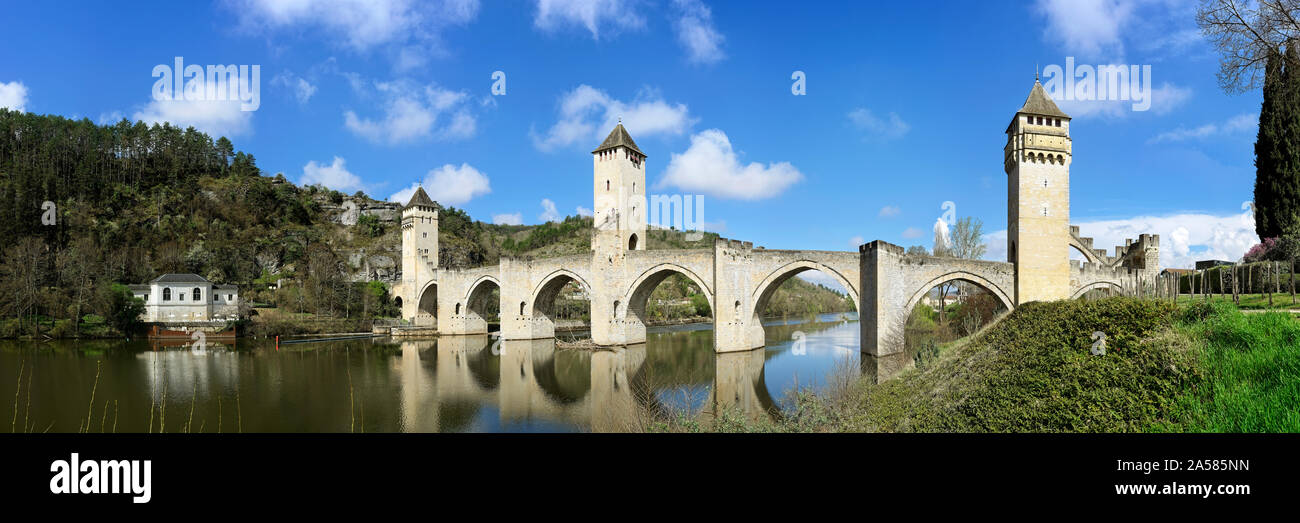 Pont Valentre Bogenbrücke mit Türmen über den Fluss Lot, Cahors, Lot, Midi-Pyrénées, Frankreich Stockfoto