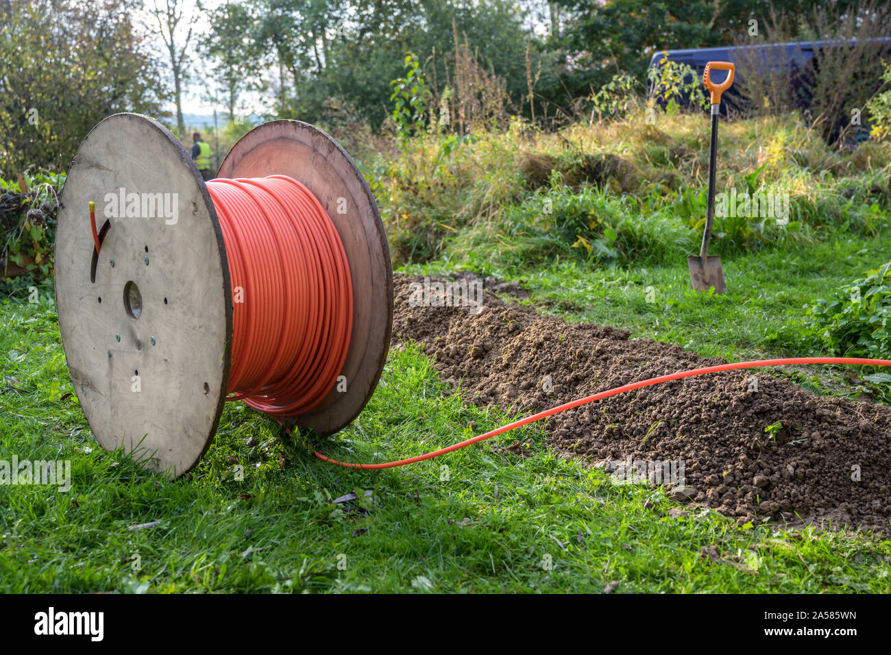 Holz- Schieber mit LWL-Kabel für das schnelle Internet bereit in engen  Gräben im Boden auf einer Wiese verlegt werden, der Ausbau der  Infrastruktur in der c Stockfotografie - Alamy