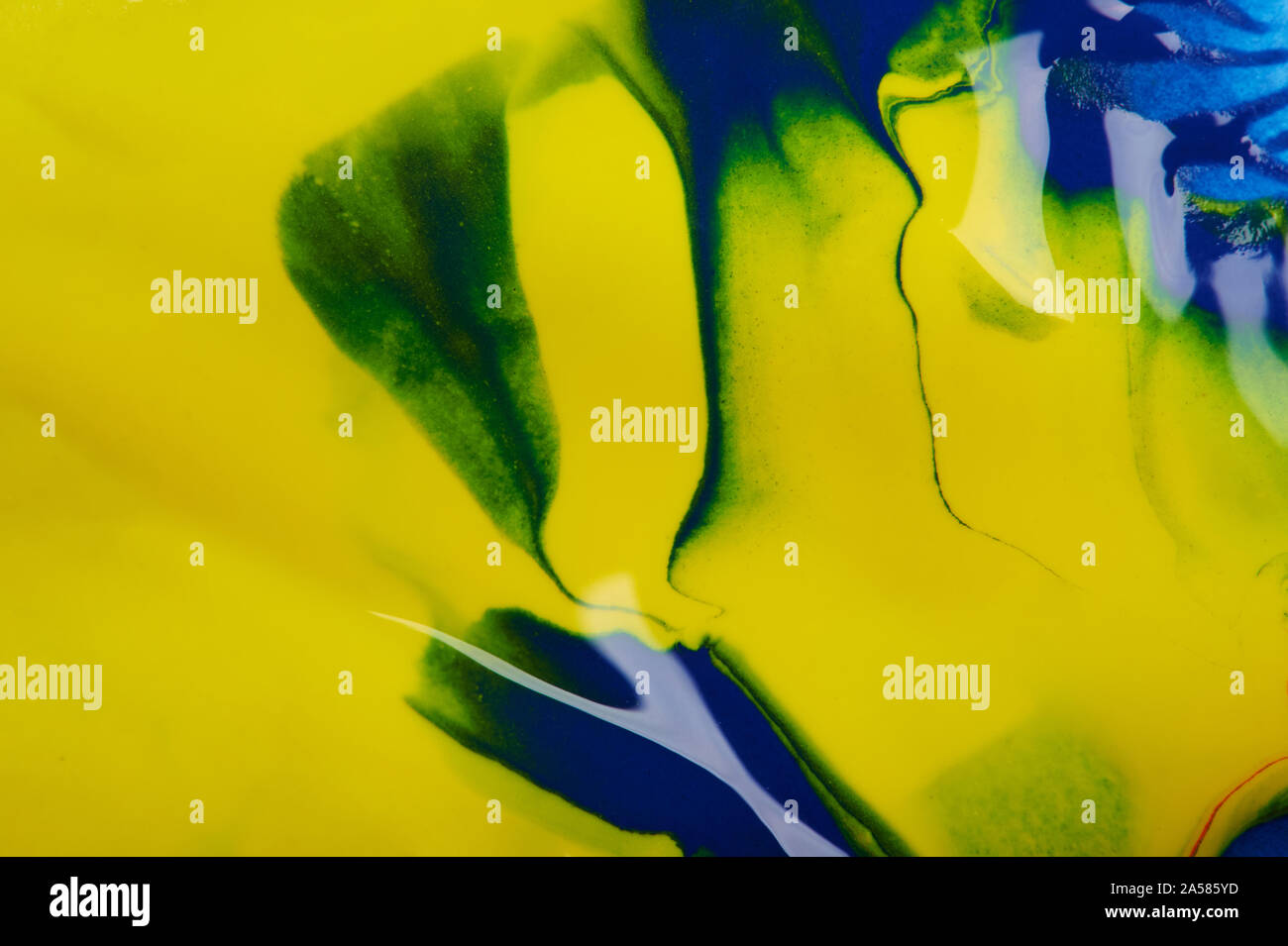 Abstrakte gelber Hintergrund mit blauen und grünen wirbelt Stockfoto