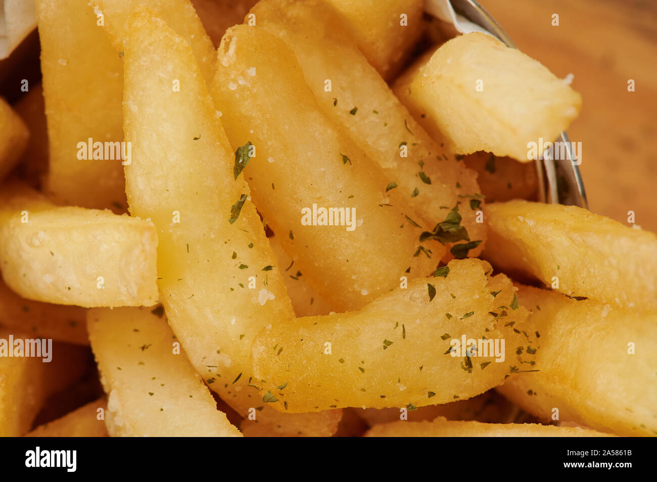 Braun salzige Pommes Frites mit Kräutern Makro Nahaufnahme Stockfoto