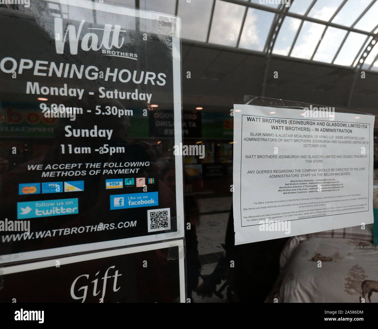 Glasgow, Schottland, Großbritannien. Okt, 2019 18. Watt Brüder ein 100 Jahre altes Kaufhaus und der letzte seiner Art in einer Stadt einmal voll von ihnen Administration eingegeben und heute geschlossen. Lokal im Vergleich zu den klassischen sind Sie serviert sitcom mit seinen Schrulligen Gebäude, Personal und Aufzüge an seinem Kopf Glasgow store. Der clydebank Zweig ist dargestellt mit seinen seltsam leer innen an einem Freitag Nachmittag. Credit: Gerard Fähre / alamy Leben Nachrichten Stockfoto