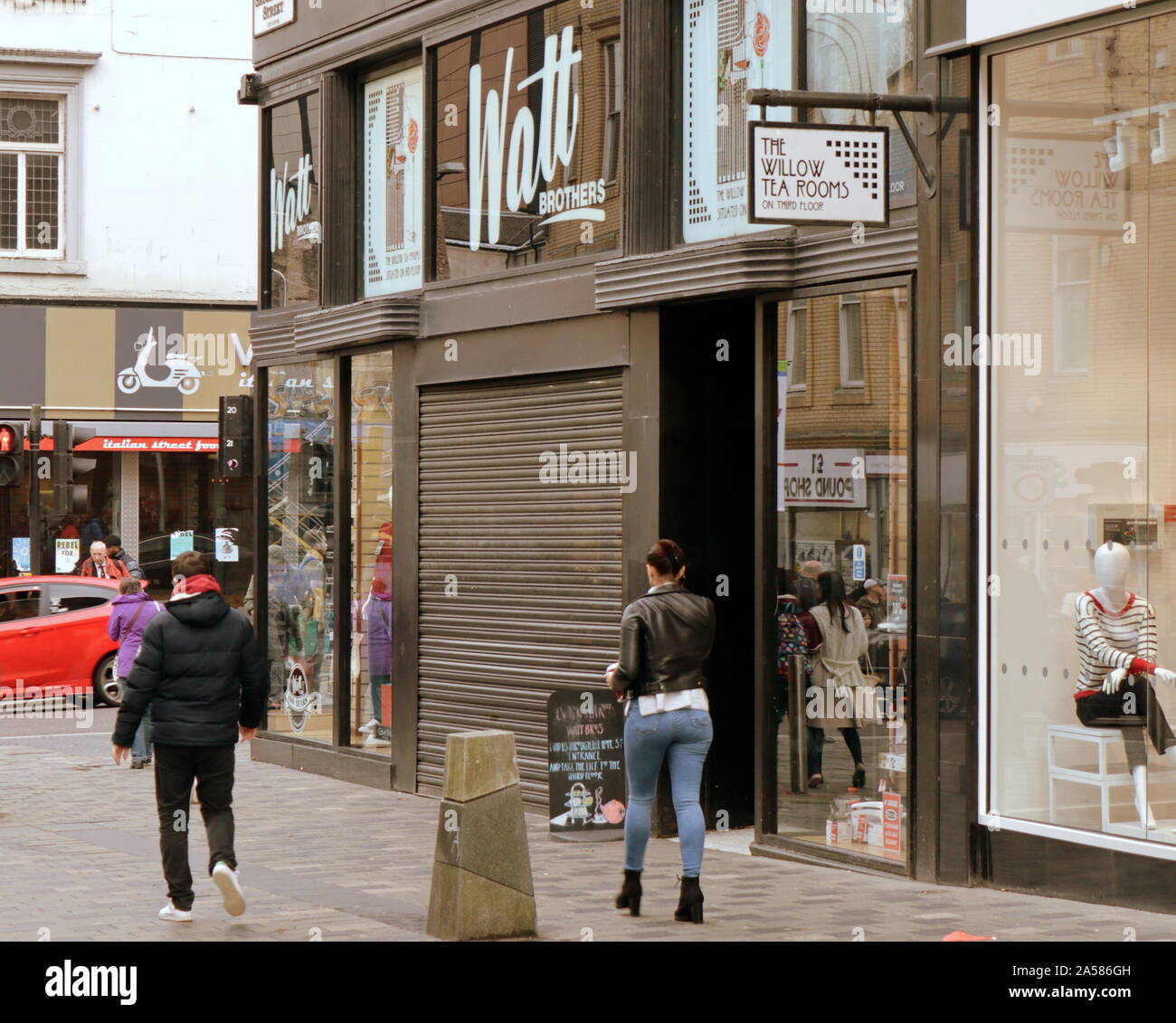Glasgow, Schottland, Großbritannien. Okt, 2019 18. Watt Brüder ein 100 Jahre altes Kaufhaus und der letzte seiner Art in einer Stadt einmal voll von ihnen Administration eingegeben und heute geschlossen. Lokal im Vergleich zu den klassischen sind Sie serviert sitcom mit seinen Schrulligen Gebäude, Personal und Aufzüge an seinem Kopf Glasgow store. Die geschlossenen Kopf Store im Zentrum der Stadt sauchienall streetr an einem Freitag Nachmittag. Credit: Gerard Fähre / alamy Leben Nachrichten Stockfoto