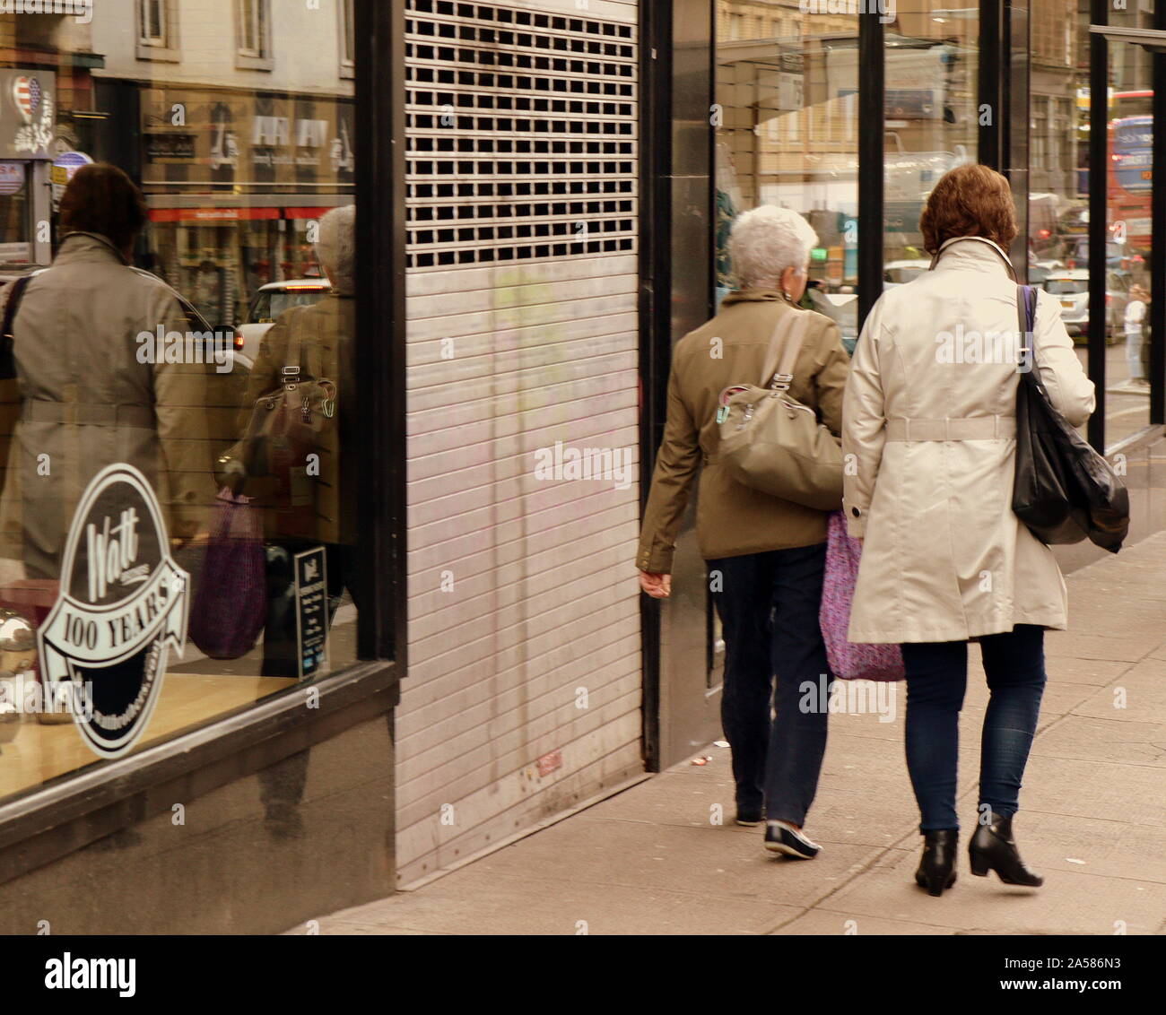 Glasgow, Schottland, Großbritannien. Okt, 2019 18. Watt Brüder ein 100 Jahre altes Kaufhaus und der letzte seiner Art in einer Stadt einmal voll von ihnen Administration eingegeben und heute geschlossen. Lokal im Vergleich zu den klassischen sind Sie serviert sitcom mit seinen Schrulligen Gebäude, Personal und Aufzüge an seinem Kopf Glasgow store. Die geschlossenen Kopf Store im Zentrum der Stadt sauchienall streetr an einem Freitag Nachmittag. Credit: Gerard Fähre / alamy Leben Nachrichten Stockfoto