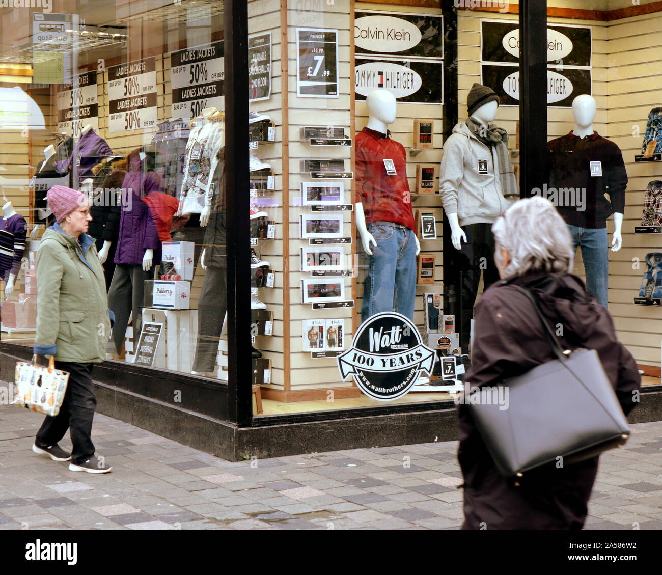 Glasgow, Schottland, Großbritannien. Okt, 2019 18. Watt Brüder ein 100 Jahre altes Kaufhaus und der letzte seiner Art in einer Stadt einmal voll von ihnen Administration eingegeben und heute geschlossen. Lokal im Vergleich zu den klassischen sind Sie serviert sitcom mit seinen Schrulligen Gebäude, Personal und Aufzüge an seinem Kopf Glasgow store. Die geschlossenen Kopf Store im Zentrum der Stadt sauchienall streetr an einem Freitag Nachmittag. Credit: Gerard Fähre / alamy Leben Nachrichten Stockfoto