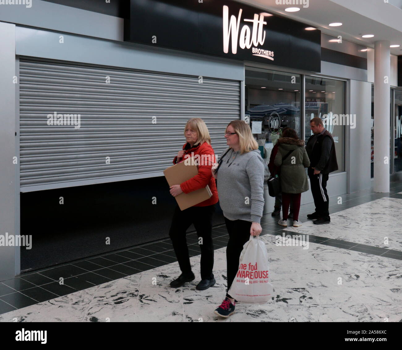 Glasgow, Schottland, Großbritannien. Okt, 2019 18. Watt Brüder ein 100 Jahre altes Kaufhaus und der letzte seiner Art in einer Stadt einmal voll von ihnen Administration eingegeben und heute geschlossen. Lokal im Vergleich zu den klassischen sind Sie serviert sitcom mit seinen Schrulligen Gebäude, Personal und Aufzüge an seinem Kopf Glasgow store. Der clydebank Zweig ist dargestellt mit seinen seltsam leer innen an einem Freitag Nachmittag. Credit: Gerard Fähre / alamy Leben Nachrichten Stockfoto