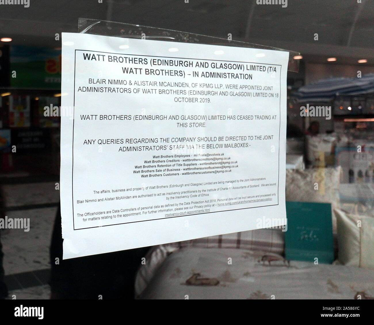 Glasgow, Schottland, Großbritannien. Okt, 2019 18. Watt Brüder ein 100 Jahre altes Kaufhaus und der letzte seiner Art in einer Stadt einmal voll von ihnen Administration eingegeben und heute geschlossen. Lokal im Vergleich zu den klassischen sind Sie serviert sitcom mit seinen Schrulligen Gebäude, Personal und Aufzüge an seinem Kopf Glasgow store. Der clydebank Zweig ist dargestellt mit seinen seltsam leer innen an einem Freitag Nachmittag. Credit: Gerard Fähre / alamy Leben Nachrichten Stockfoto