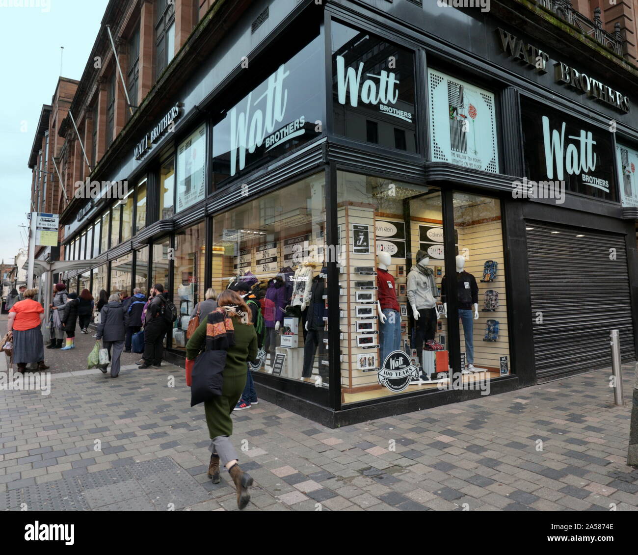 Glasgow, Schottland, Großbritannien. Okt, 2019 18. Watt Brüder ein 100 Jahre altes Kaufhaus und der letzte seiner Art in einer Stadt einmal voll von ihnen Administration eingegeben und heute geschlossen. Lokal im Vergleich zu den klassischen sind Sie serviert sitcom mit seinen Schrulligen Gebäude, Personal und Aufzüge an seinem Kopf Glasgow store. Die geschlossenen Kopf Store im Zentrum der Stadt sauchienall streetr an einem Freitag Nachmittag. Credit: Gerard Fähre / alamy Leben Nachrichten Stockfoto