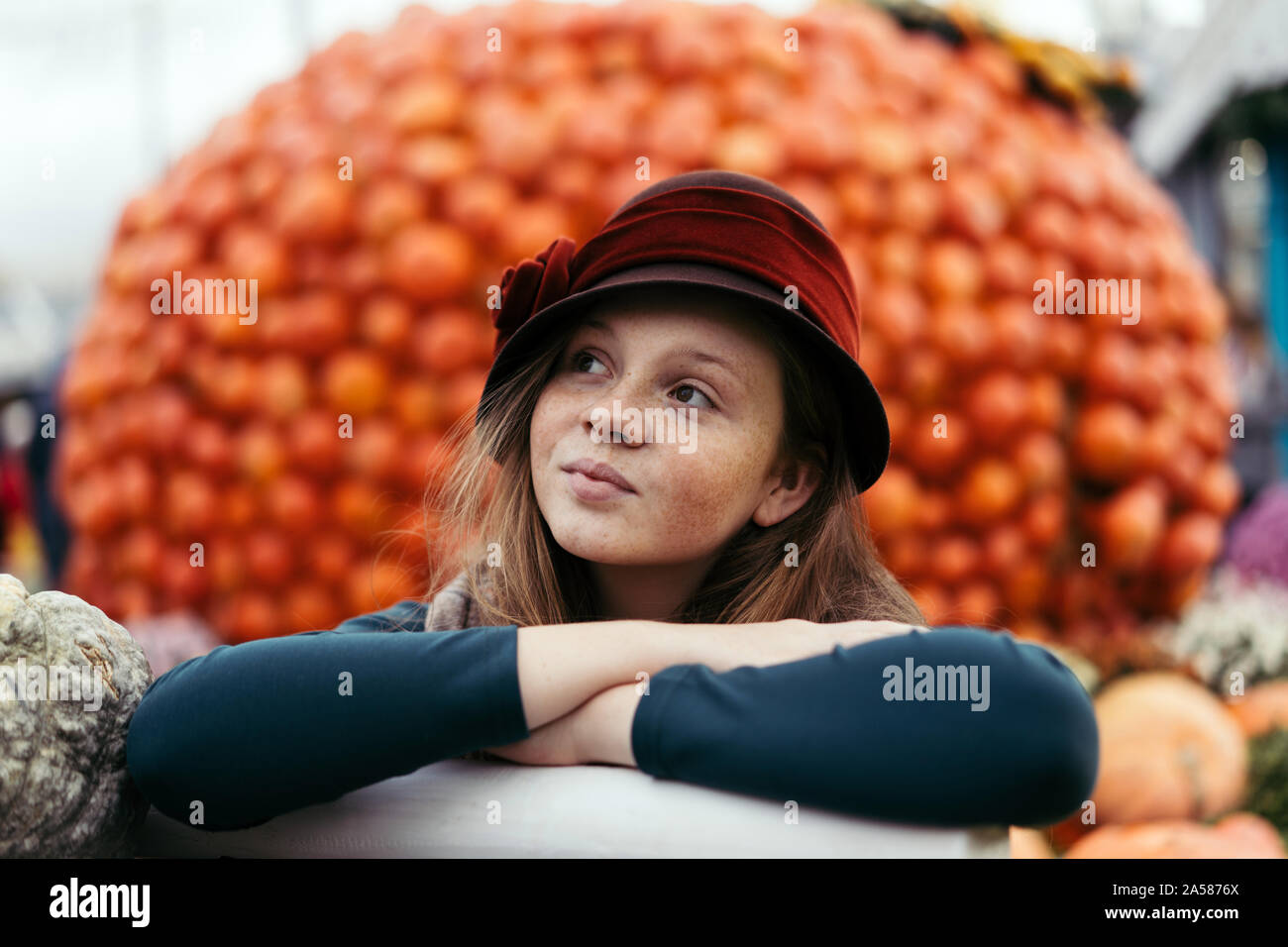 Eine schöne rothaarige Teenager im Retro-Stil hat Stockfoto