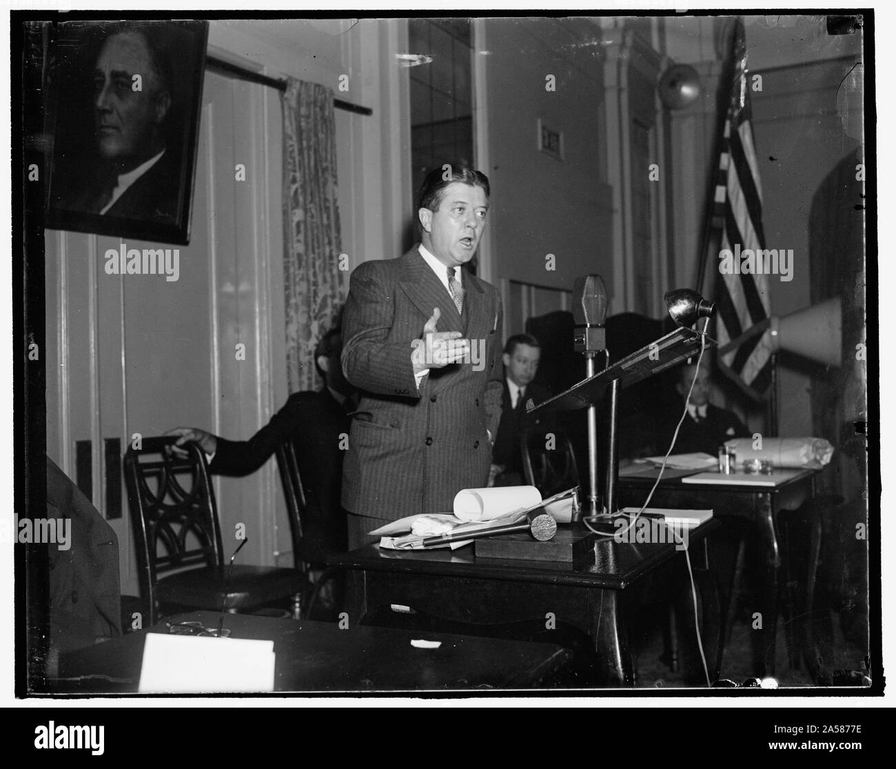 Washington D.C., den 8. März. Nach seiner feurigen Rede vor dem Parteitag der Labour überparteiliche Liga heute, Senator Robert F. Lafollette, Progressive von Wisconsin. In seiner Rede Senator Lafollette fordert die Liga zu Kampagne offensiv im Namen von Präsident Roosevelt's court Sanierung planen. Sechshundert Gewerkschaftsführer aus allen Teilen des Landes sind die teilnahme an der convention, 3/8/1937 Stockfoto