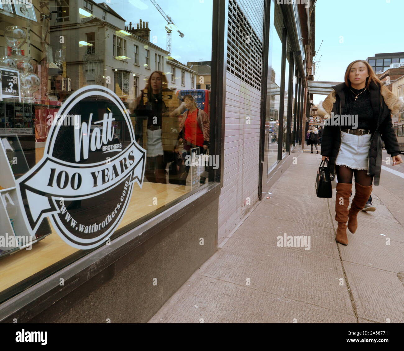 Glasgow, Schottland, Großbritannien. Okt, 2019 18. Watt Brüder ein 100 Jahre altes Kaufhaus und der letzte seiner Art in einer Stadt einmal voll von ihnen Administration eingegeben und heute geschlossen. Lokal im Vergleich zu den klassischen sind Sie serviert sitcom mit seinen Schrulligen Gebäude, Personal und Aufzüge an seinem Kopf Glasgow store. Die geschlossenen Kopf Store im Zentrum der Stadt sauchienall streetr an einem Freitag Nachmittag. Credit: Gerard Fähre / alamy Leben Nachrichten Stockfoto