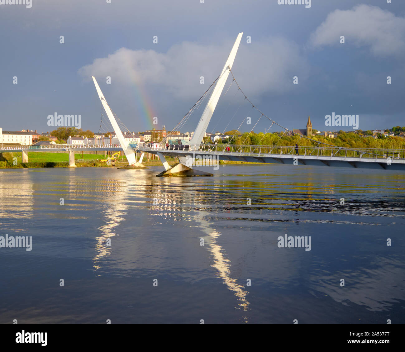 Ende der Regenbogen in der Mitte der Peace Bridge, in Derry Londonderry fallen Stockfoto