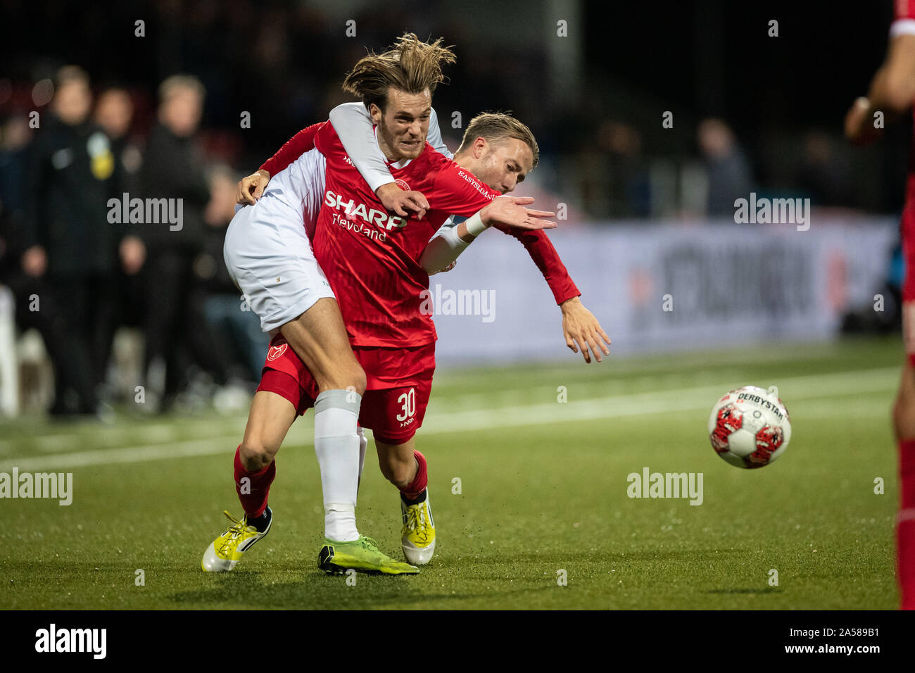 VELSEN-ZUID, 18-10-2019, Rabobank IJmond Stadion, Saison 2019 / 2020, Keuken Kampioen Divisie. (L - R) Telstar player Melle Springer, Almere City player James Efmorfidis während des Spiels Telstar - Almere City Stockfoto