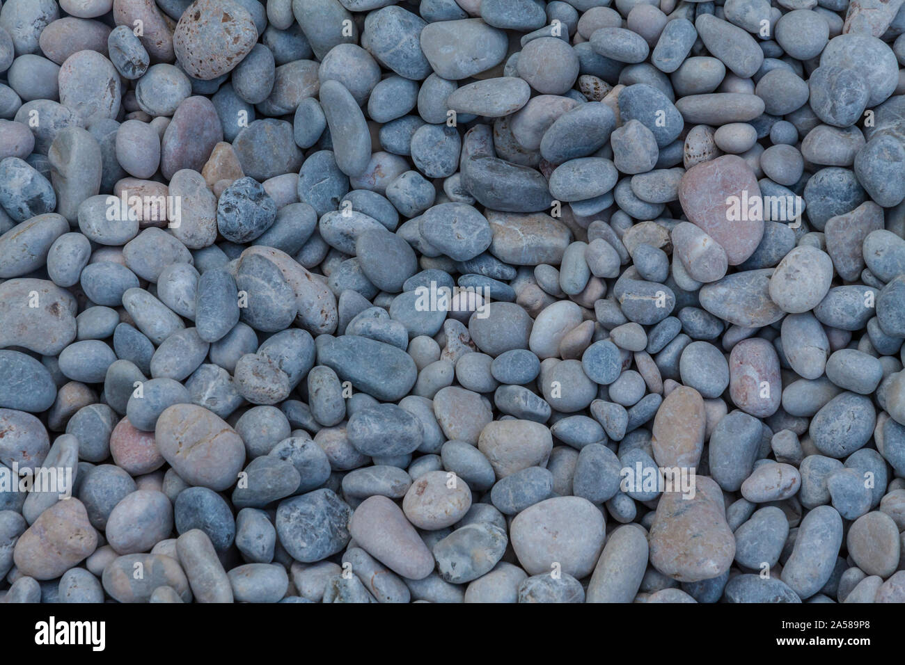 Steiniger Strand mit kleinen Steinen auf Mallorca Stockfoto