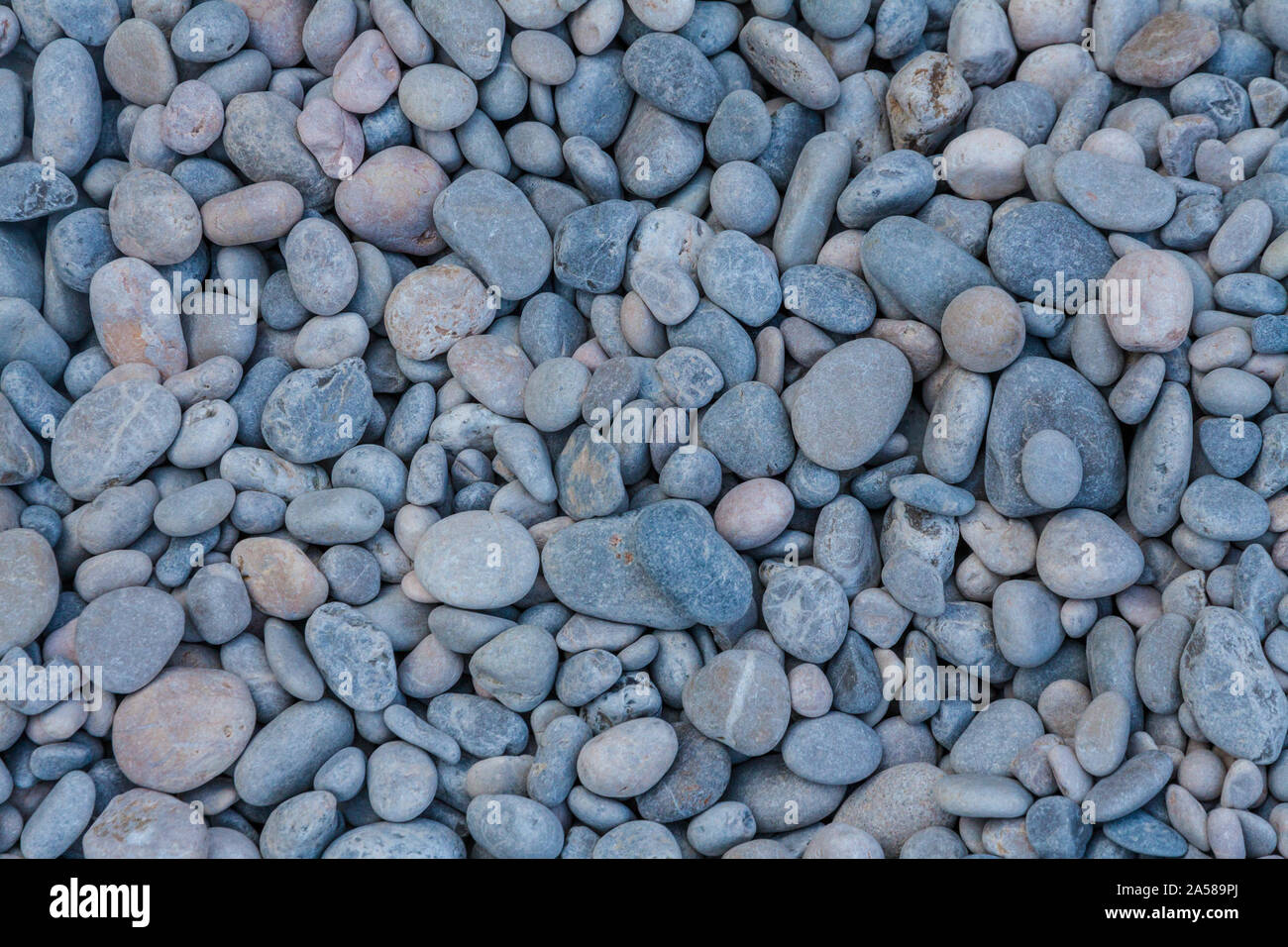 Steiniger Strand mit kleinen Steinen auf Mallorca Stockfoto