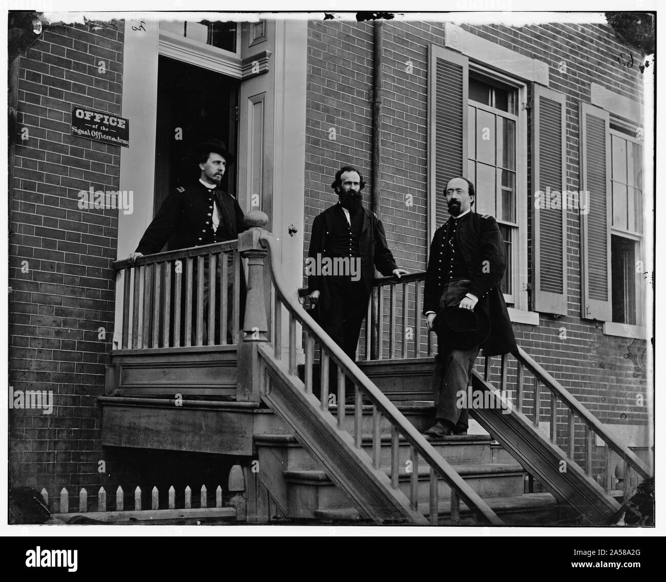 Washington, D.C. Col. Benjamin F. Fisher zwischen zwei Offiziere auf Schritte des Signal Corps Headquarters, 1816 W St., NW Avenue Madison am Ort NW Abstract: Ausgewählte Bürgerkrieg Fotografien, 1861-1865 Stockfoto