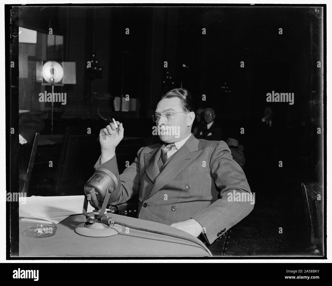 UAWU Präsident angezeigt wird, bevor sie stirbt. Washington, D.C., 1. Nach der Erklärung, dass er nur erscheinen, weil er vorgeladen wurde, Homer Martin, Präsident der United Automobile Works Union, sagte der stirbt Untersuchungsausschuss unamerikanische Aktivitäten, die Kommunisten aktiv sowohl in der C.I.O. und der A.f. von L. sind, und dass Sie 'relativ' als aktive in der AFL, wie in jeder anderen Organisation. Er gebot, dass Richter Paul V. Gadola von Flint, Michigan, der eine einstweilige Verfügung, die Auto Union Mitglieder General Motors Pflanzen während der 1937 sit-down-Streiks zu Räumen ausgestellt, ein Faschist Stockfoto