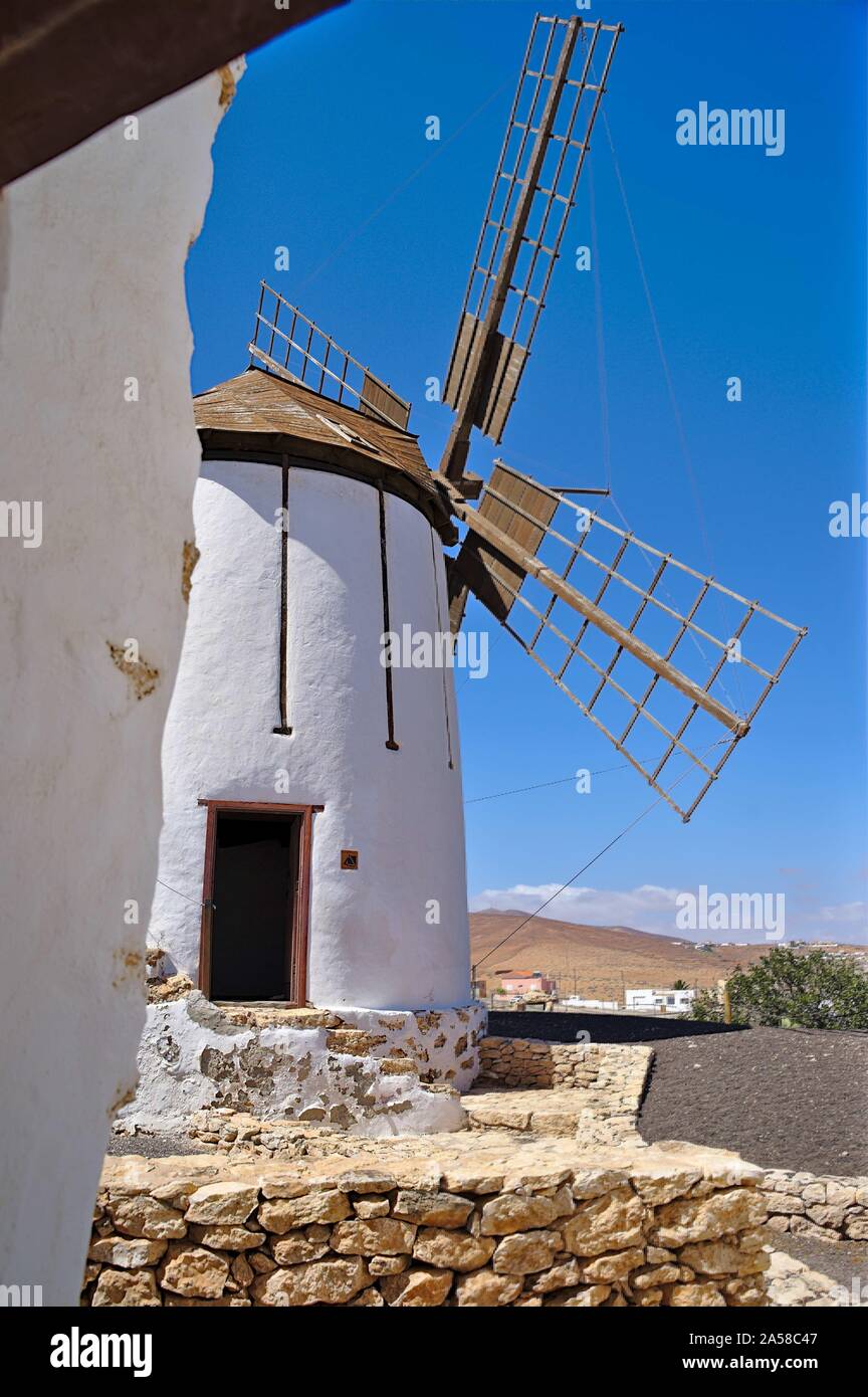 Traditionelle Windmühle auf Fuerteventura mit windmühlenflügel. Stockfoto