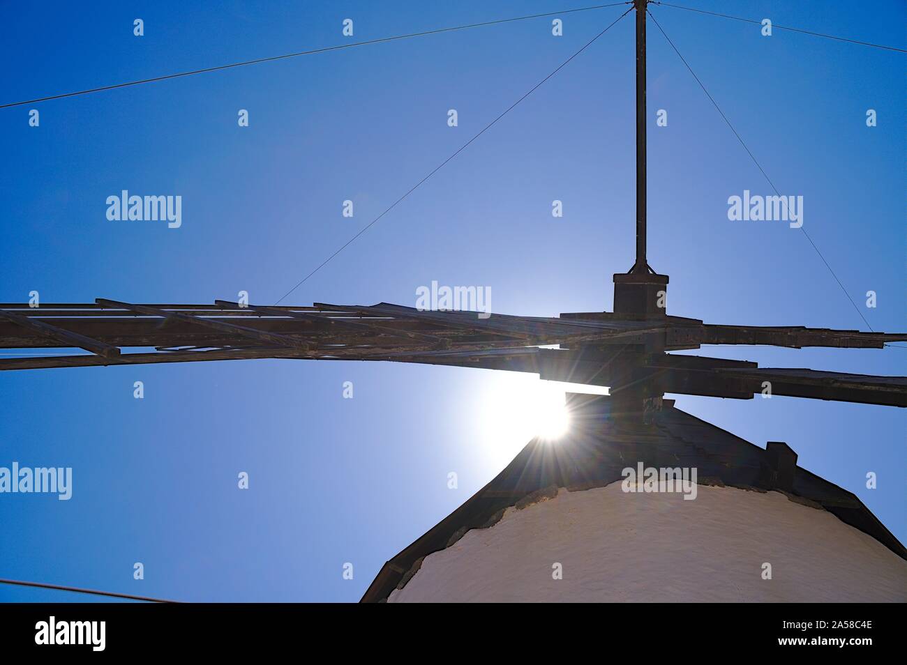 Traditionelle Windmühle auf Fuerteventura mit windmühlenflügel. Stockfoto