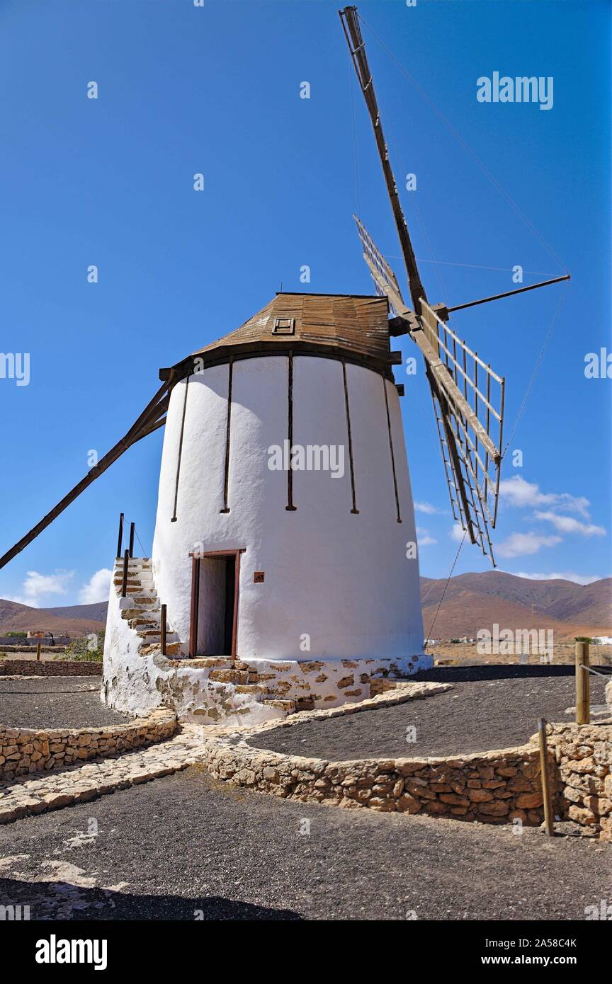 Traditionelle Windmühle auf Fuerteventura mit windmühlenflügel. Stockfoto