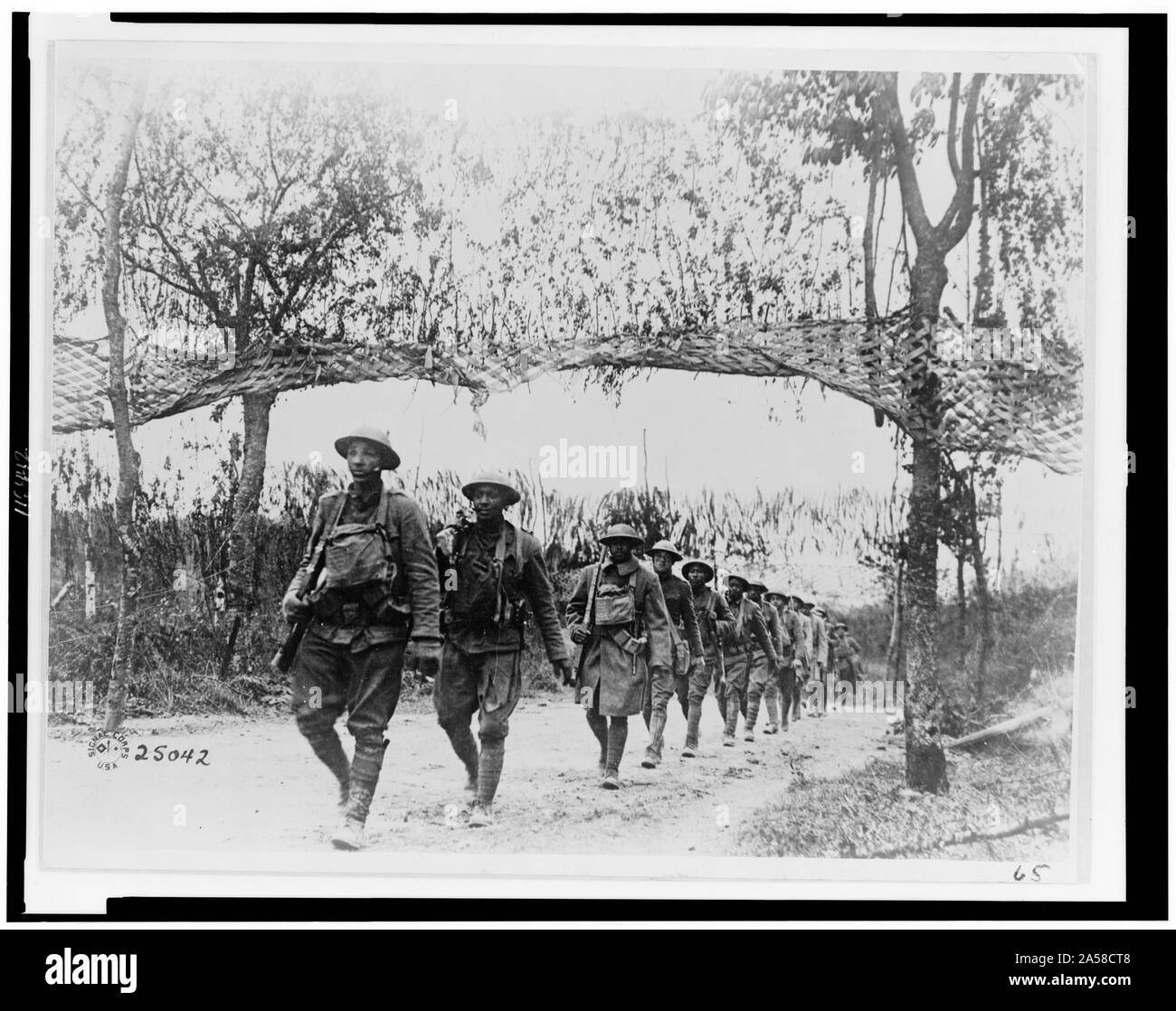 U.S. Army Infantry Truppen, afroamerikanische Einheit marschiert nordwestlich von Verdun, Frankreich im ersten Weltkrieg Stockfoto