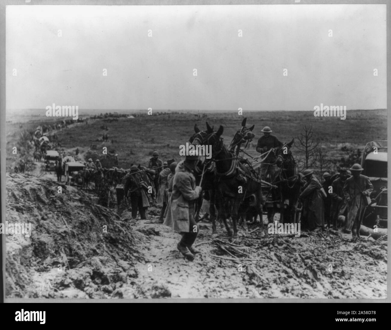 US-Armee in Frankreich - maultier gezogenen Munition Wagen im Schlamm stecken Stockfoto