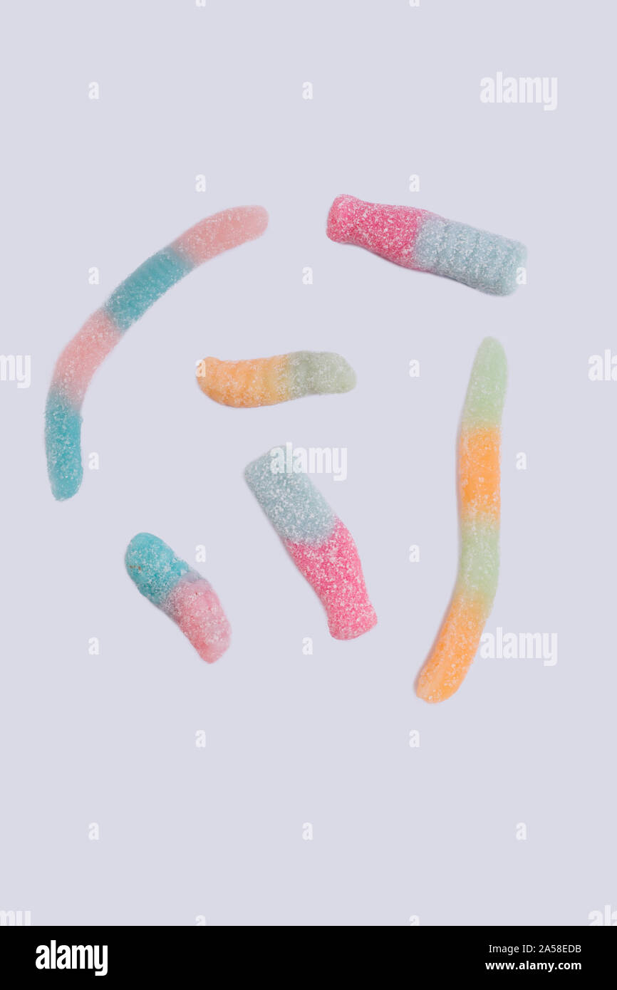 Süße Gummiwürmer mit einer Zuckerbeschichtung. Stockfoto