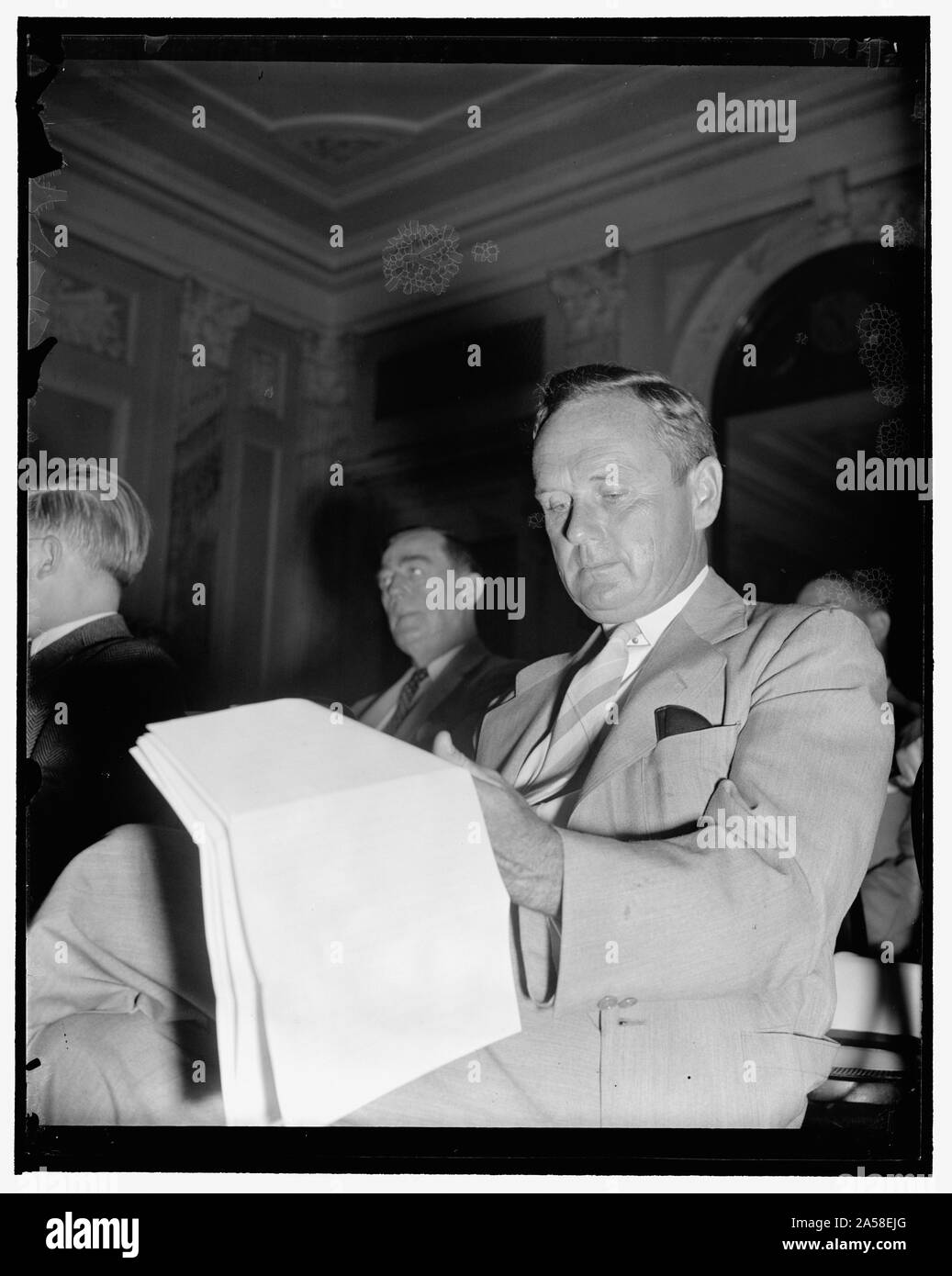 Us-Kammer Angriffe Arbeitsgesetz im Capitol. Washington, D.C., am 26. Juni. V. Chr. Heacock, Präsident der Caterpillar Tractor Co. von Peoria, Illinois, und Vorsitzender des Ausschusses des US-Handelskammer über Herstellung, erklärte einem Senat und Bildung und Arbeit Ausschuss heute, dass die Kammer bevorzugt Änderungen zum Arbeitsgesetz, um diese Ziele zu erreichen - das Recht der freien Rede, der Arbeitgeber das Recht, die Nlrb für eine Bestimmung der Vertreter von seinen Angestellten für Tarifverhandlungen ausgewählte Zwang der Mitarbeiter aus jedem Kurs zu verbieten. zur Petition zu gewähren, zu bewahren und zu r Stockfoto