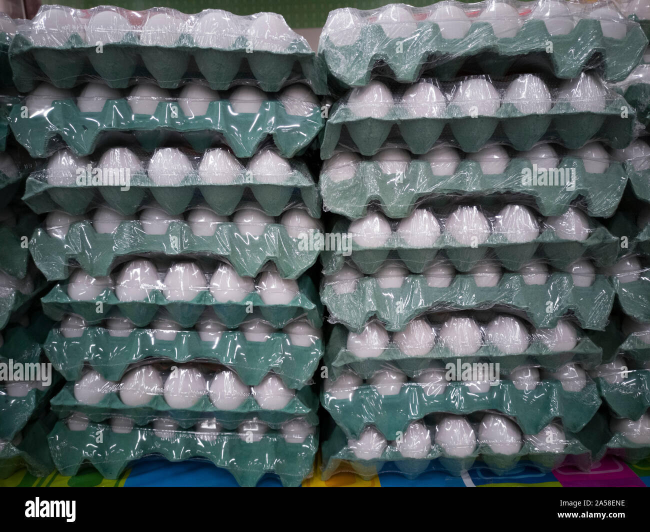 Weiße Eier zum Verkauf auf dem Markt. Stockfoto