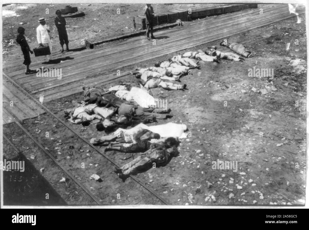 U.S. Navy in Aktion bei Vera Cruz, Mexiko, 1914: 20 Tote Mexikaner von Eisenbahnschienen verlegt Stockfoto