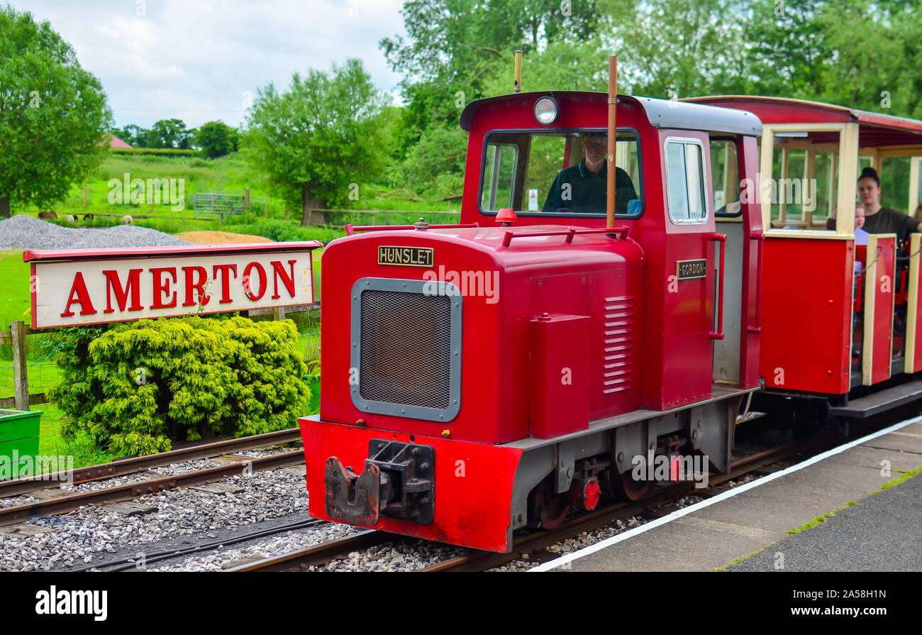 Rote Lokomotive hunslet Nr. 8561 Gordon an amerton Railway gesehen. Beliebte Attraktion mit Erbe Dampfzüge in Staffordshire. Stockfoto