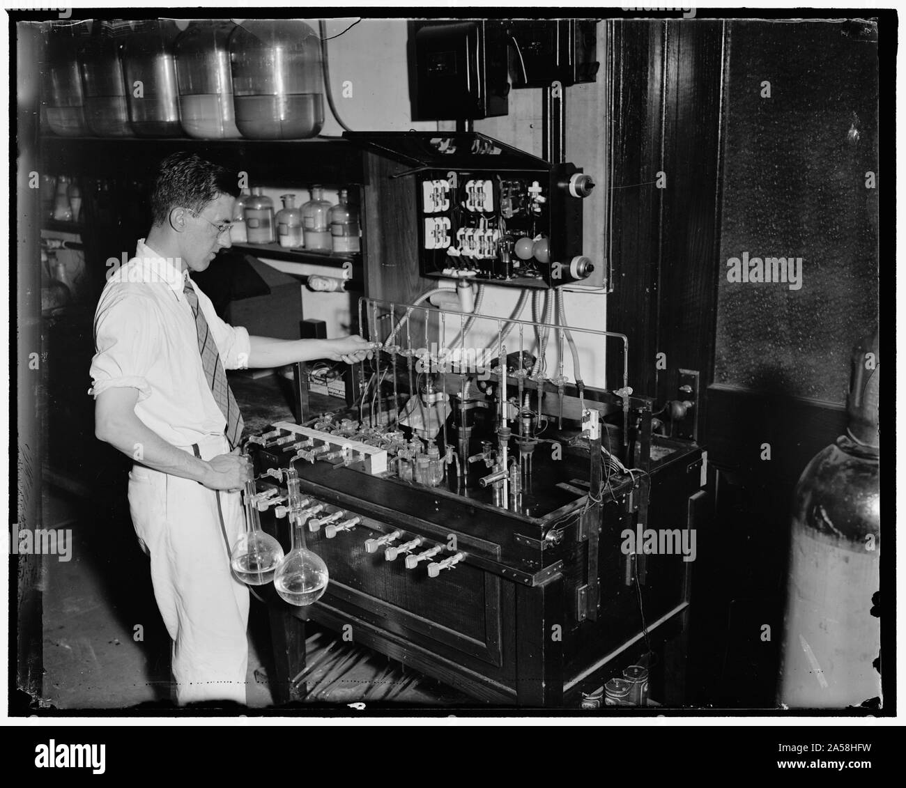 Usa leitet Tests säure Standards zu verbessern. Washington, D.C., am 16. Juni. An das Nationale Büro [von] Standards, Dr. Walter J. Hamer macht sehr genaue elektrometrische Messung an Säure Standards. Sie sind hilfreich in der praktischen Kontrolle vieler Prozesse wie das Galvanisieren, Aufbereitung von Trinkwasser, Klimaanlage, und die Herstellung von Zellstoff und Papier. 6/16/37 Stockfoto