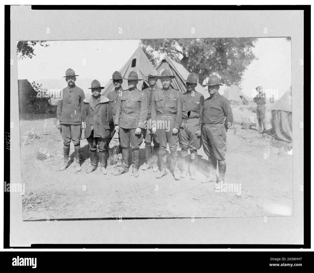 Us-Feld Hauptquartier in der Nähe der Casas Grandes, Mexiko - Col. L.G. Berry, Col De R.C. Cabell, Lt M.C. Schellenberger, General John J. Pershing, Leutnant George S. Patton, Maj. J.C. Hines, Maj. J.C. Clayton und Kapitän W.B. Burt - mexikanisch-US-Kampagne nach Villa, 1916 Stockfoto