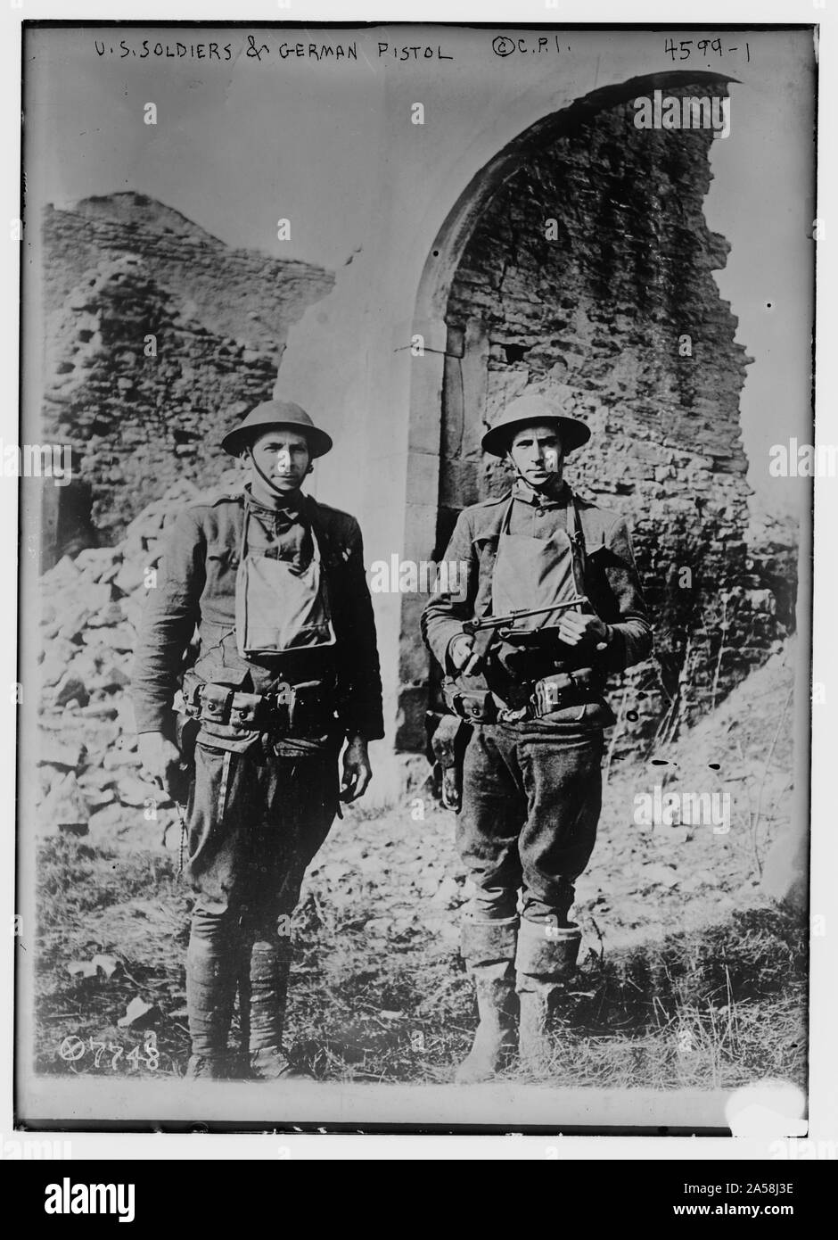 US-Soldaten & deutsche Pistole Stockfoto