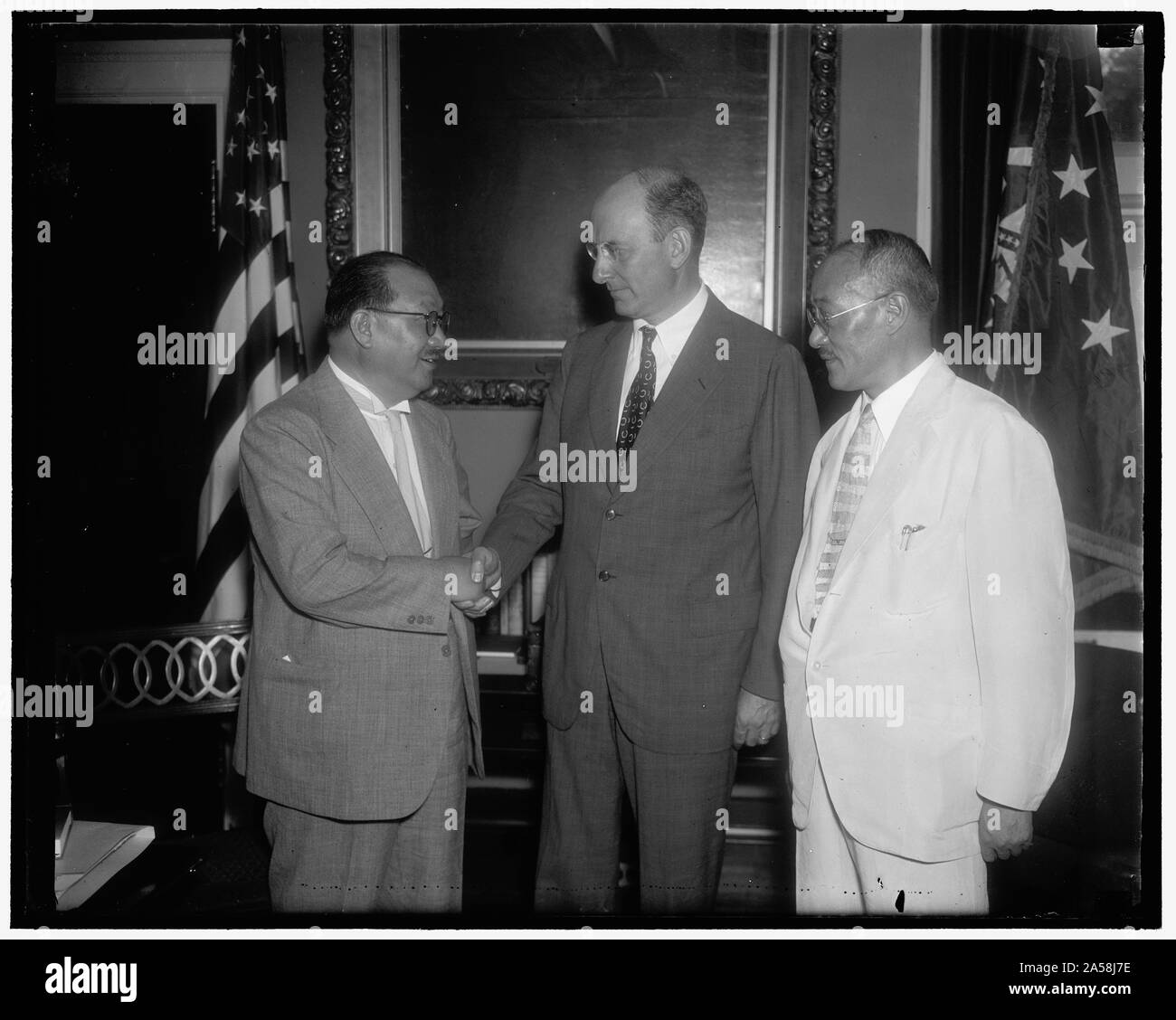 Us-gold nach China, um im Gegenzug für Silber Washington D.C. 9. Juli verkaufen. Auf einer Konferenz in der Abteilung Treasury heute zwischen Staatssekretär Morgenthau, Finanzminister von China, Dr. S.H. Kung, und der chinesische Botschafter Dr. C.T. Wang, den Vereinigten Staaten gold nach China im Gegenzug für Silber zu verkaufen. Im Rahmen des Abkommens das Gold wird in diesem Land für den Einsatz in der Stabilisierung von Chinas Austausch bleiben. Auf dem Foto, von links nach rechts Dr. Kung, Sekretär Morgenthau, und der chinesische Botschafter Wang. 7/9/37 Stockfoto