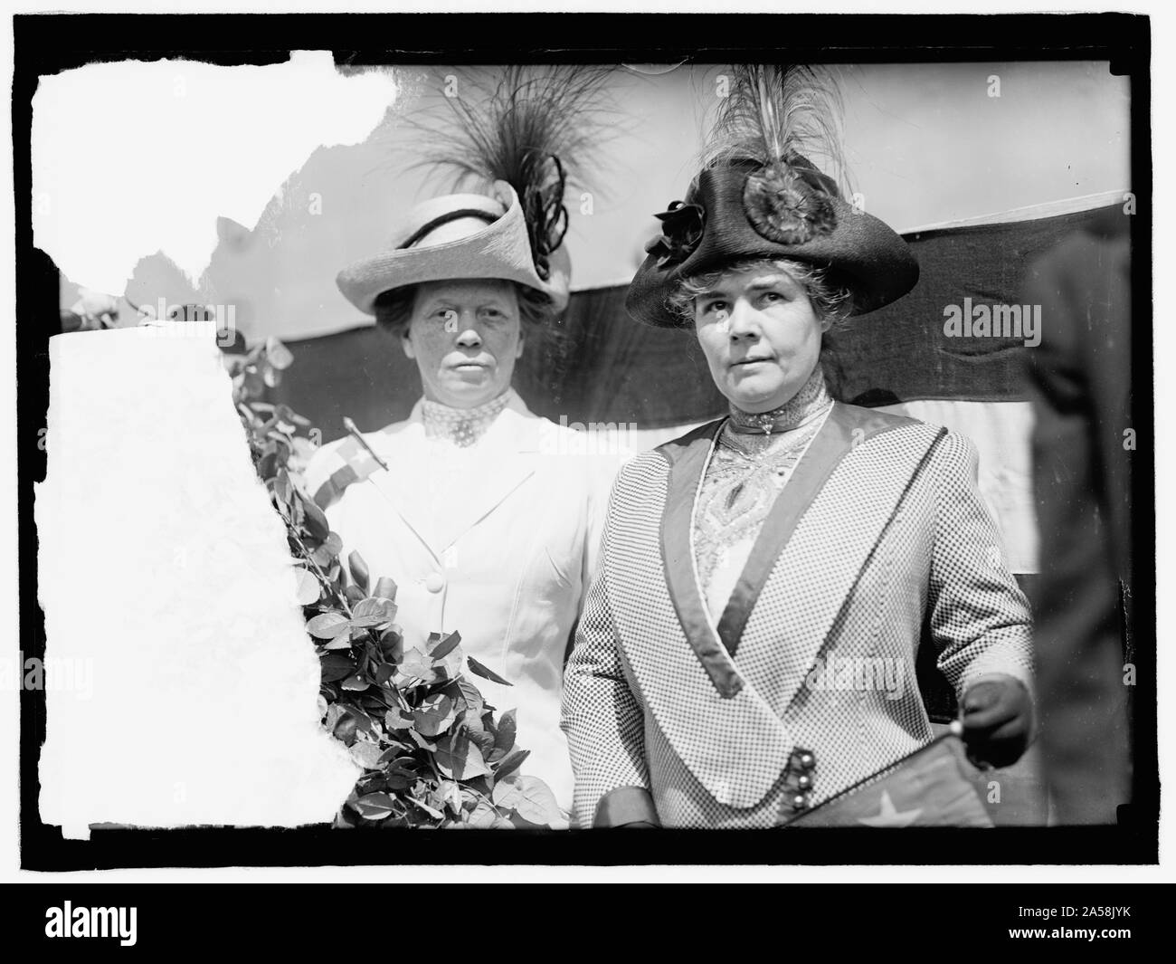 U.S.S. TEXAS COLQUITT, Frau. O.B., der Frau des Gouverneurs von TEXAS, MIT FRAU. B.T. BONNER Stockfoto