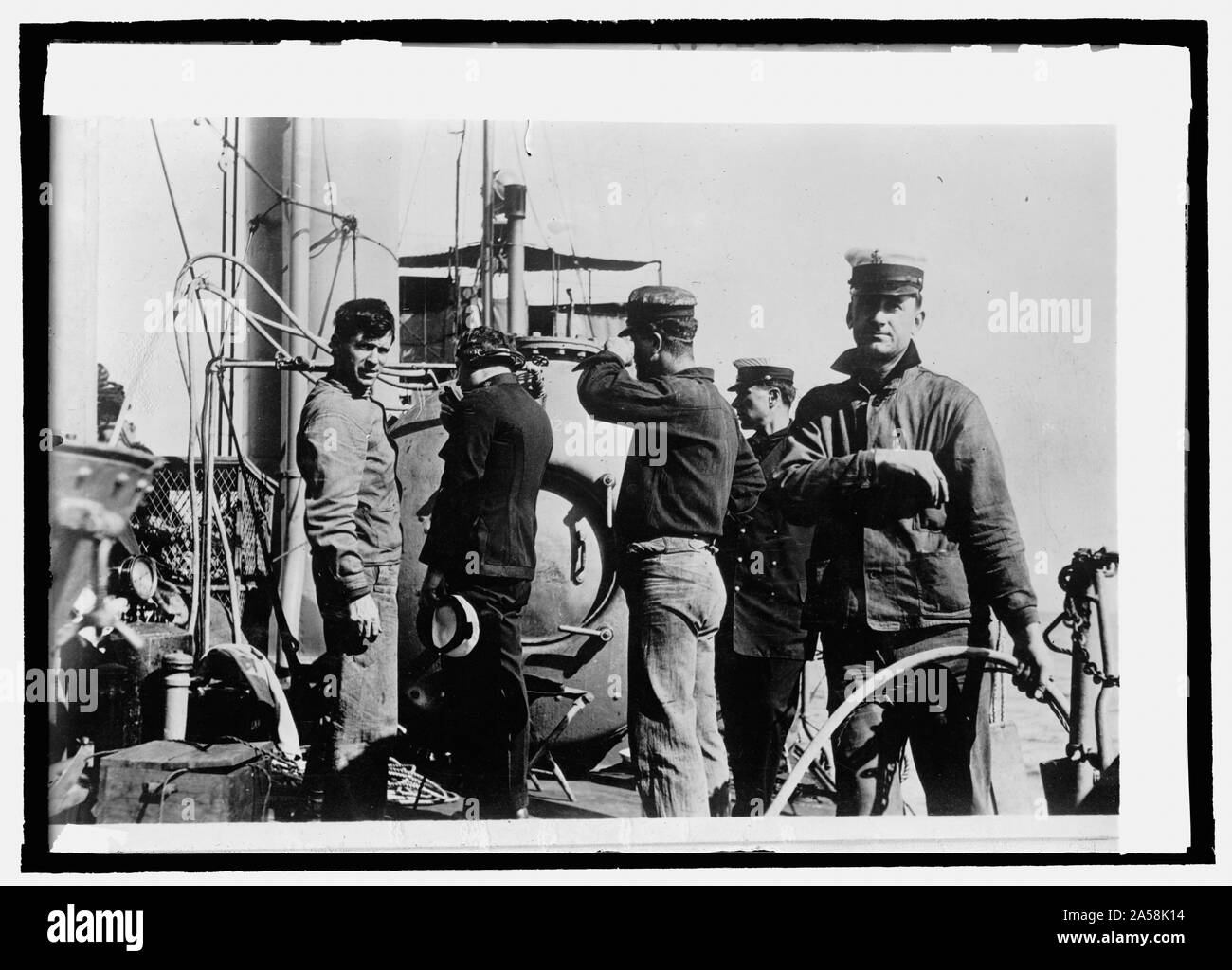 U.S.S. Hilft Walke, diver Stillson, P.A. [...] & G.R.W. Viel am Telefon sprechen Taucher Stockfoto