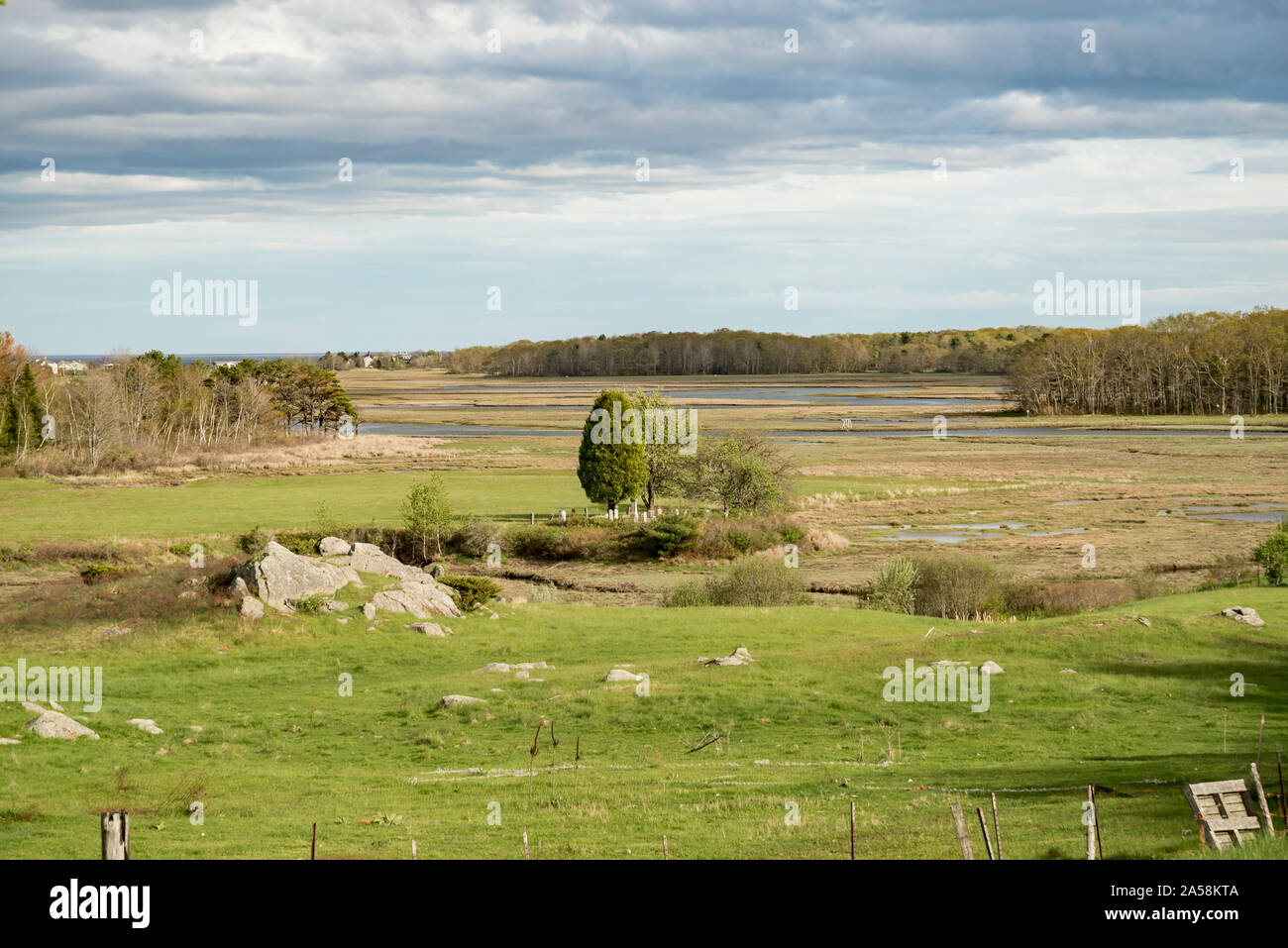 Spring Farm und Heu Feld in Maine, USA. Stockfoto