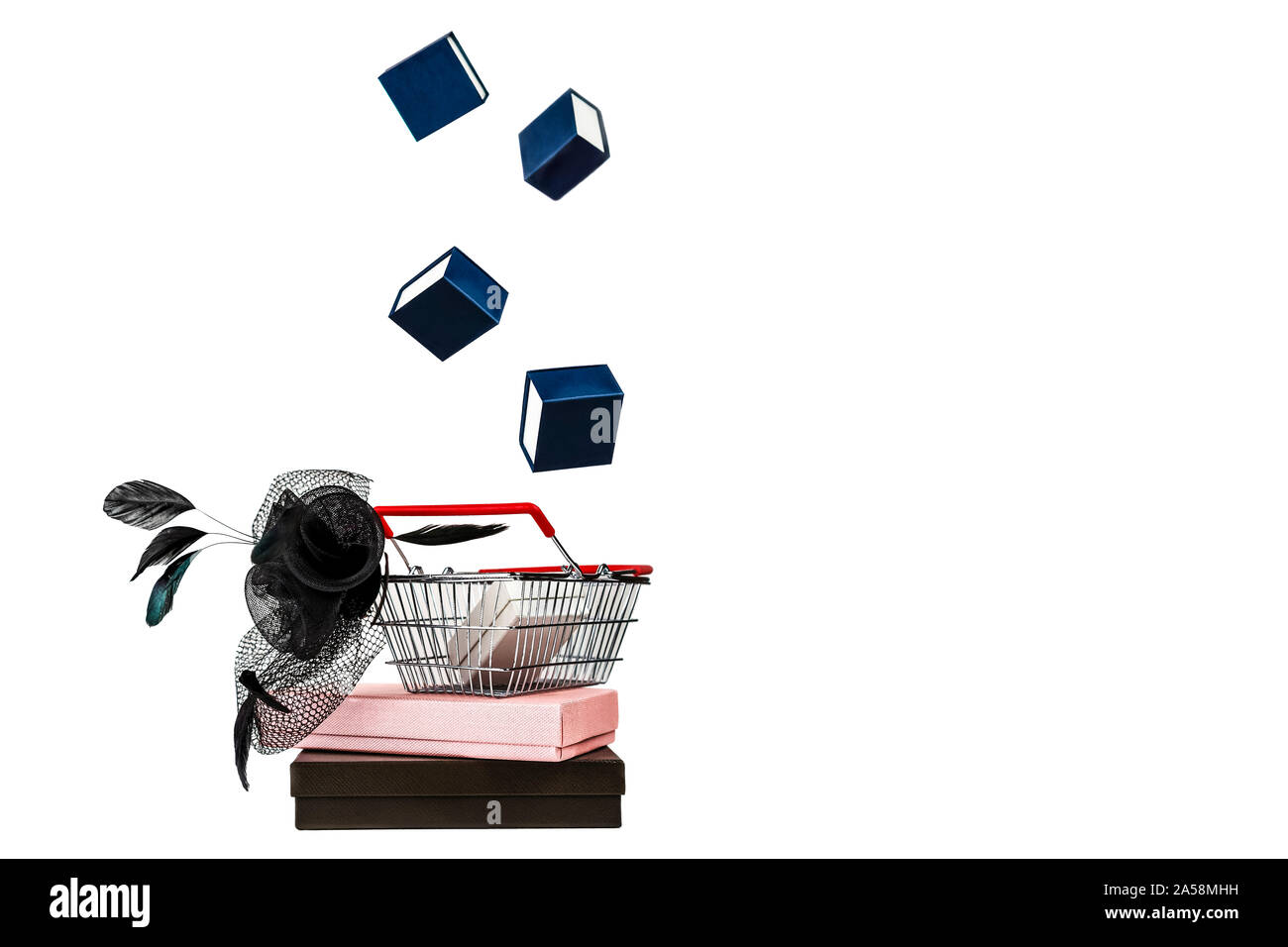 Close-up Warenkorb mit weiblichen Hut mit Schleier und Federn im Retro-Stil und Fliegen fallen Geschenkboxen weißen Hintergrund. Schwarzer Freitag und Thanksgiving Christmas shopping Verkauf Konzept. Vintage Stockfoto