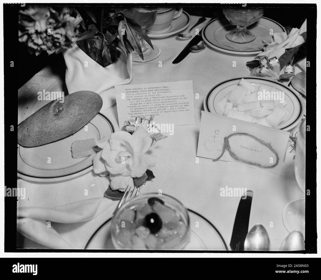 Uncle Sam "Bezahlt" für Tischkarten an diesem Solon-Mittagessen. Washington, D.C., am 29. März. Karten am Mittagessen gegeben durch Repräsentanten Lawrence Lewis, Demokrat von Kolorado, für seine Freunde im Capitol heute waren ungewöhnlich, die am wenigsten zu sagen. Auf der Rückseite der Karten, die er ohne Zweifel in den Köpfen seiner Gäste links, dass die Regierung durch einen Rechtsschuss die Rechnung für Sie. 3-29-39 Stockfoto