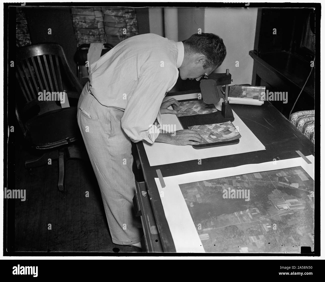 Uncle Sam Ausgaben $ 3.000.000 eine Karte zu machen. Washington D.C. am 28. Juli. Eine große fotografische Karte, wenn abgeschlossen haben kostet $ 3.000.000, zusammen durch die Landwirtschaft Anpassung Verwaltung, Abteilung Landwirtschaft, in Washington. Etwa eine dritte der gesamten Landoberfläche der Vereinigten Staaten wird von der Luft aus einer Entfernung von drei bis fünf Meilen bis fotografiert. Die Idee hinter dieser gigantischen Aufgabe ist die Compliance in der Landwirtschaft Erhaltung Programm, Plan, Bodenschutz und der öffentlichen Arbeiten zu ermitteln, legen Sie Straßen, Wälder und öffentlichen Parks, dra Stockfoto