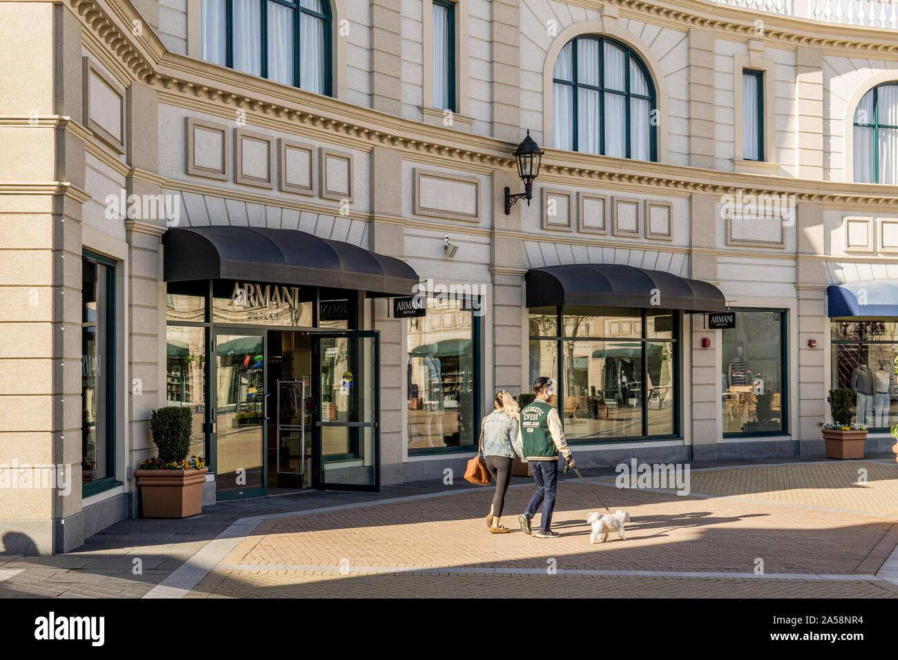 RICHMOND, KANADA - 10. APRIL 2019: Outlet Mall McArthurGlen Designer Outlet Vancouver Airport mit bekannten Marken Stockfoto