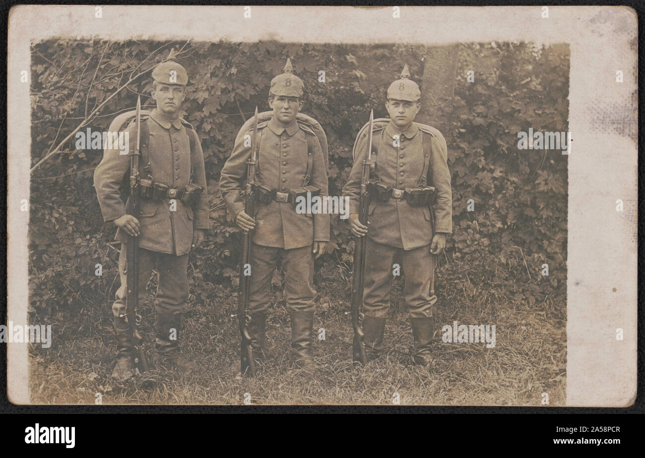 Unbekannter deutscher Soldaten in Uniform mit bayoneted Gewehre Stockfoto